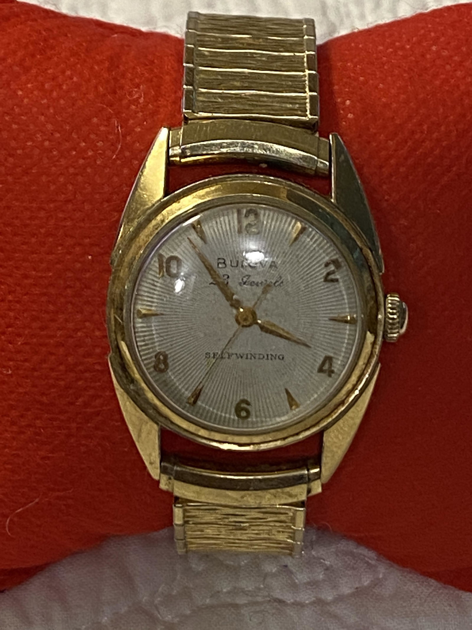VINTAGE BULOVA MENS SELF-WINDING WRISTWATCH: VINTAGE BULOVA MENS SELF-WINDING WRISTWATCH. WATCH DOES RUN. PLEASE VIEW ALL DETAILED PICTURES. A GREAT FIND AND AN EXCELLENT ADDITION TO YOUR COLLECTION.