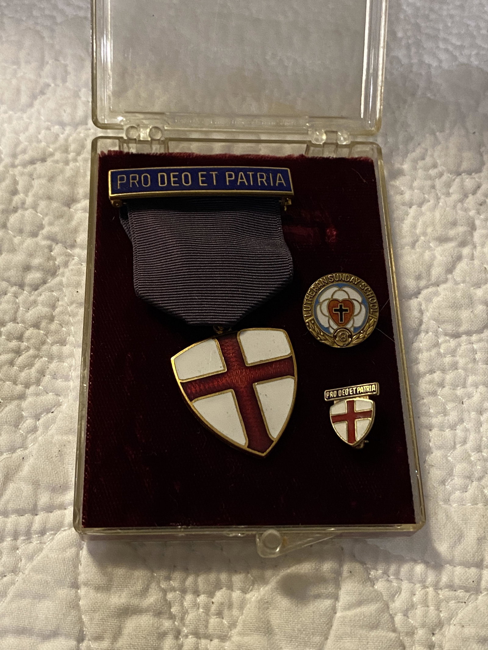 ANTIQUE MASONIC MASON MEDAL & PINS: ANTIQUE MASONIC MASON MEDAL & PINS. COMES IN THE CASE. SOLD AS FOUND. A GREAT FIND AND AN EXCELLENT ADDITION TO YOUR COLLECTION.