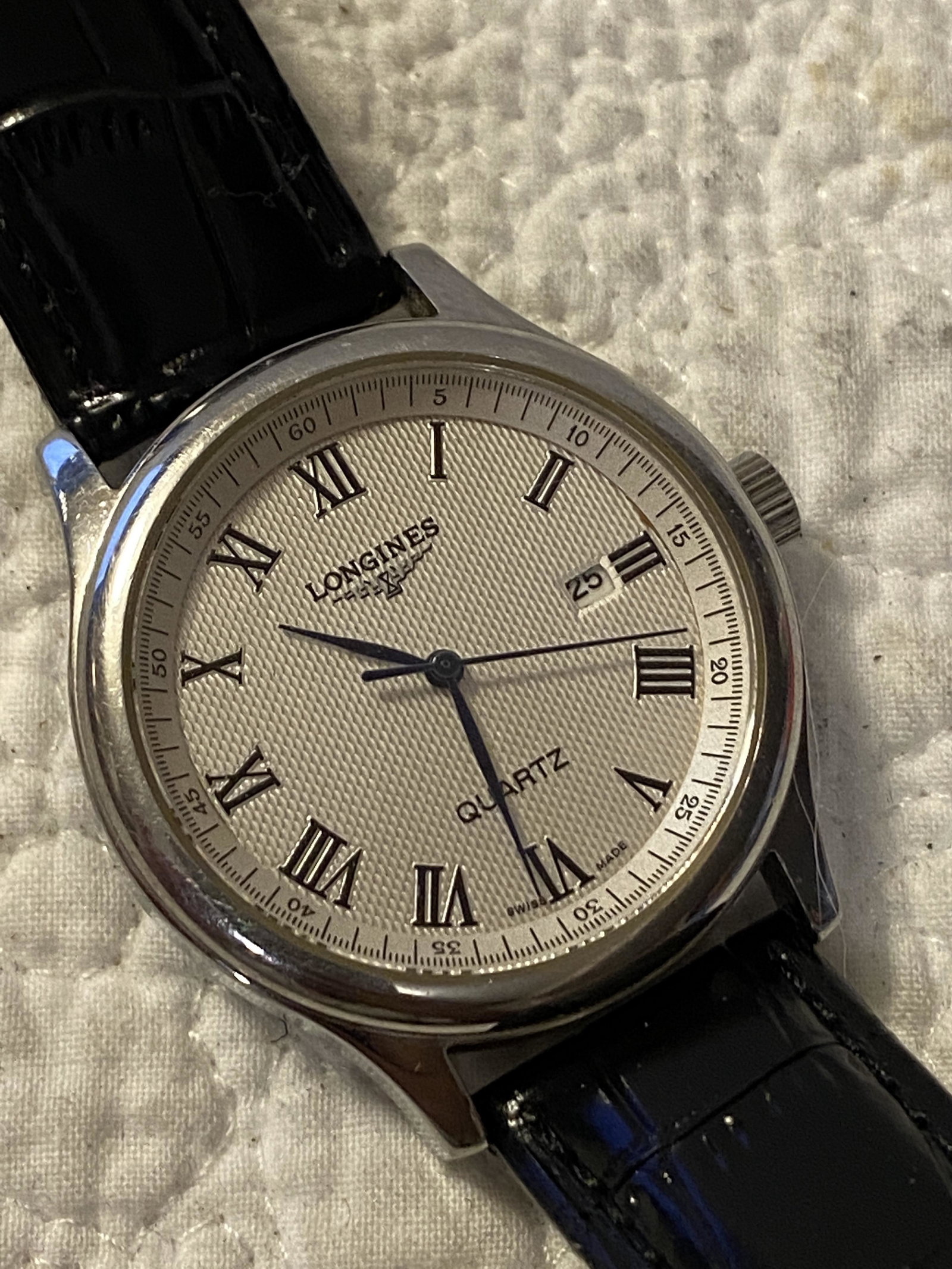LONGINES MENS QUARTZ WRISTWATCH: LONGINES MENS QUARTZ WRISTWATCH. IN GOOD WORKING ORDER. PLEASE VIEW ALL DETAILED PICTURES. A GREAT ADDITION TO YOUR WATCH COLLECTION.