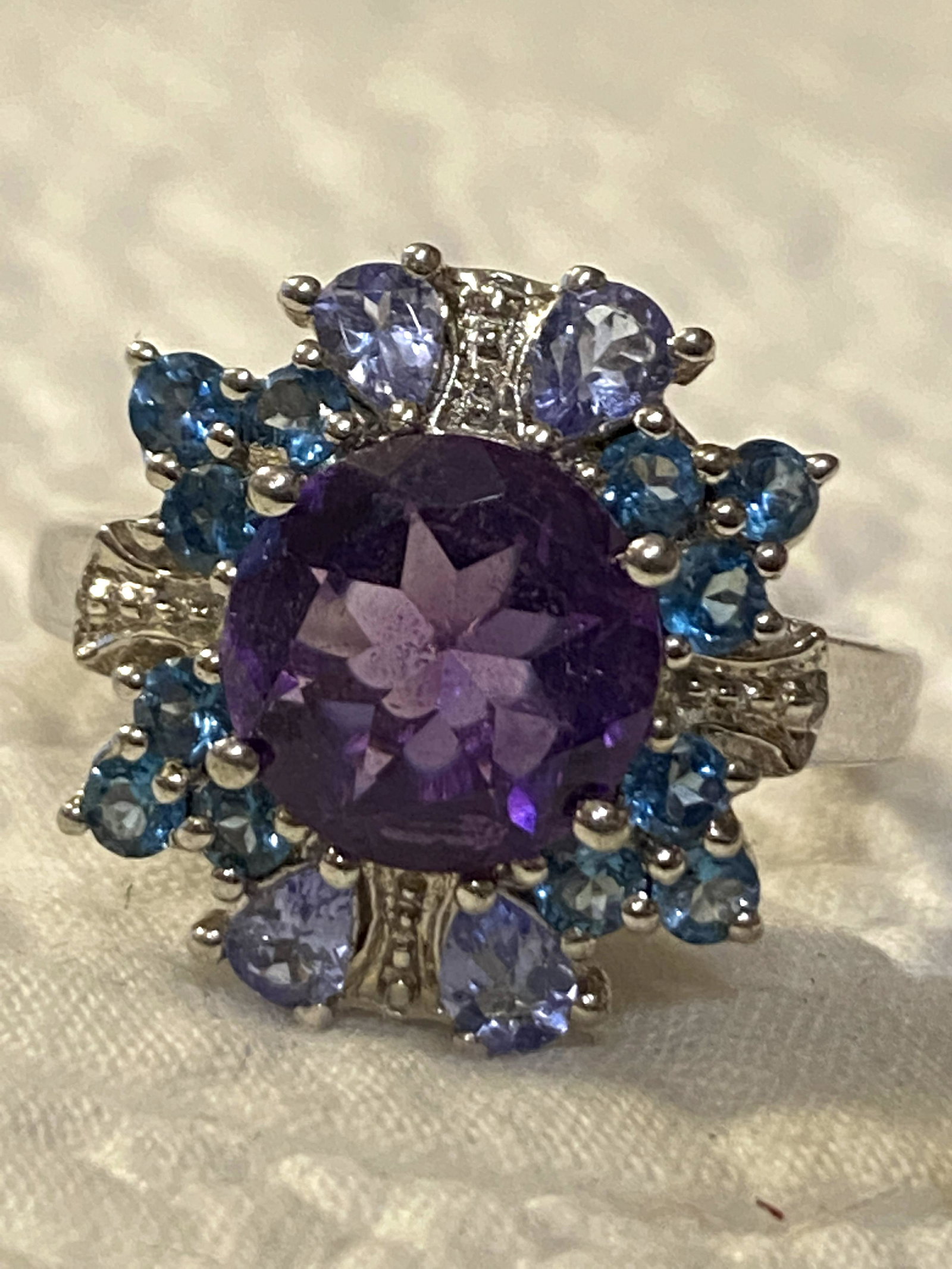 STUNNING LADIES STERLING SILVER MULTI-GEMSTONE COCKTAIL: STUNNING LADIES STERLING SILVER MULTI-GEMSTONE COCKTAIL RING. IN MINT OVERALL SHAPE AND CONDITION. HAS A GREAT LOOK TO IT WITH AN EXCELLENT OVERALL EYE APPEAL. THIS RING IS A SIZE 9. A GREAT FIND AND