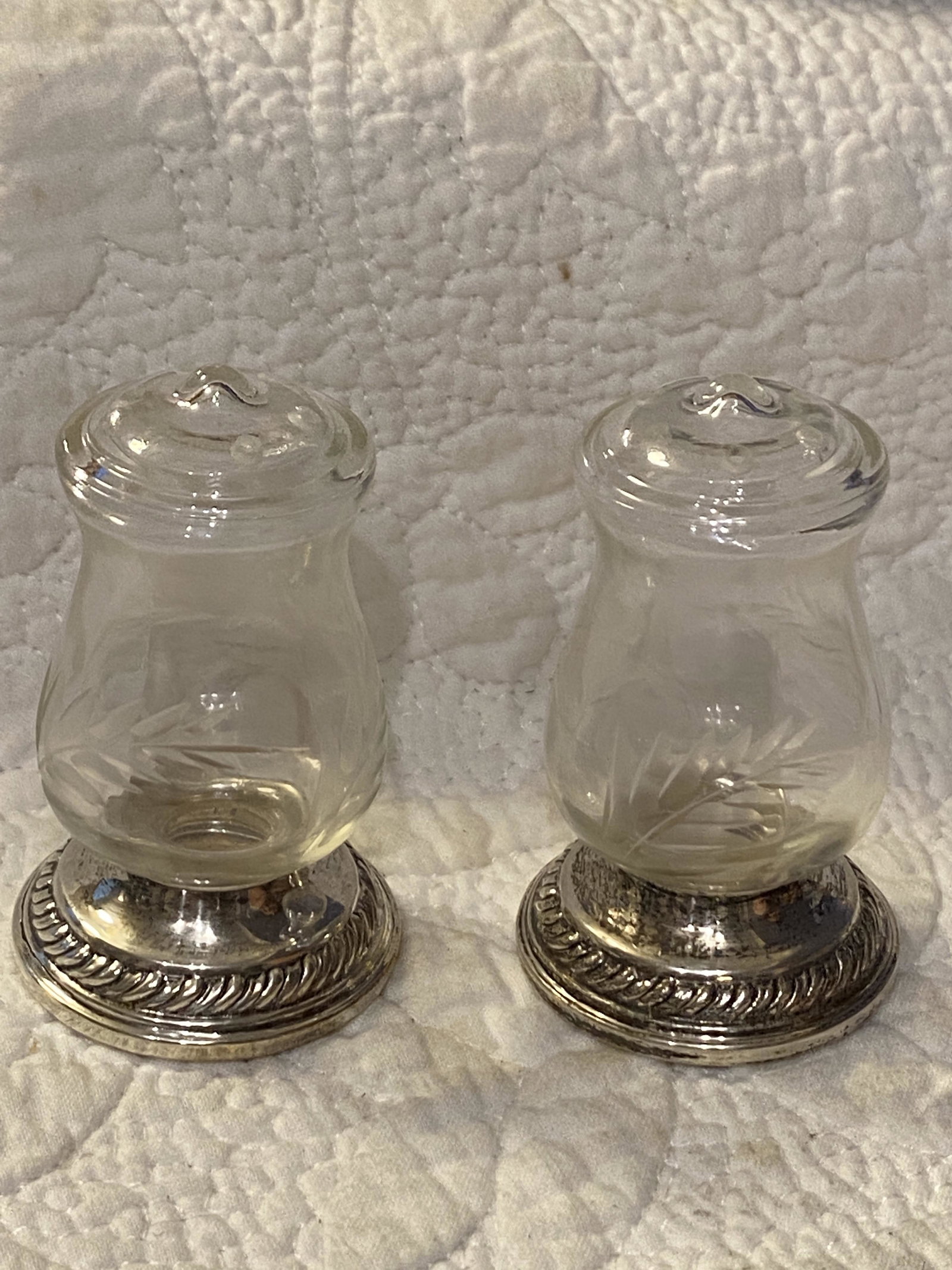 ANTIQUE STERLING SILVER CARVED GLASS SALT/PEPPER: ANTIQUE STERLING SILVER CARVED GLASS SALT/PEPPER SHAKERS. IN GOOD OVERALL SHAPE AND CONDITION. PLEASE VIEW ALL DETAILED PICTURES. A GREAT FIND AND AN EXCELLENT ADDITION TO YOUR COLLECTION.