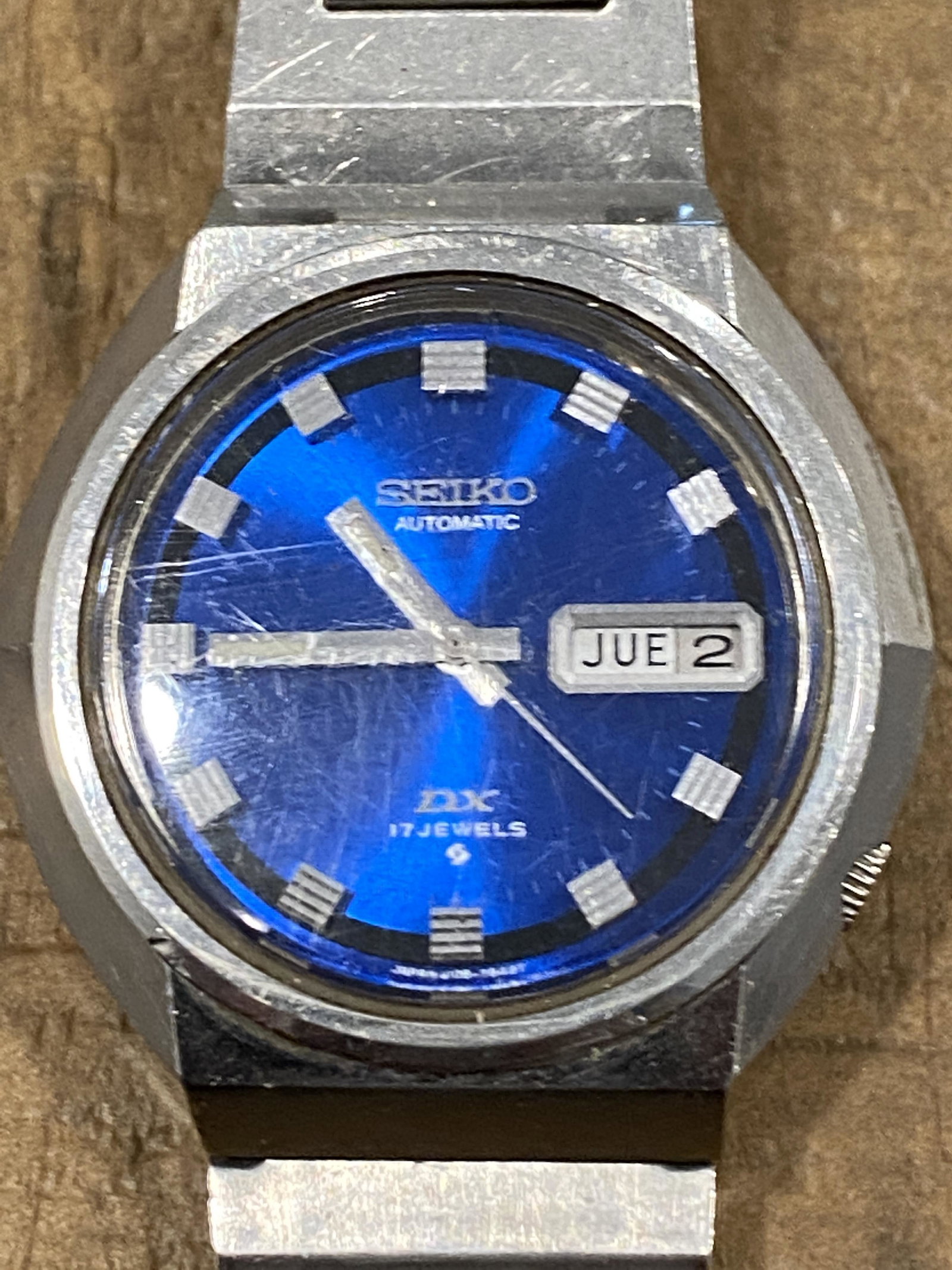VINTAGE SEIKO AUTOMATIC MENS WATCH: VINTAGE SEIKO AUTOMATIC MENS WATCH. WATCH DOES RUN AND KEEPS TIME. A GREAT FIND AND AN EXCELLENT ADDITION TO YOUR COLLECTION.
