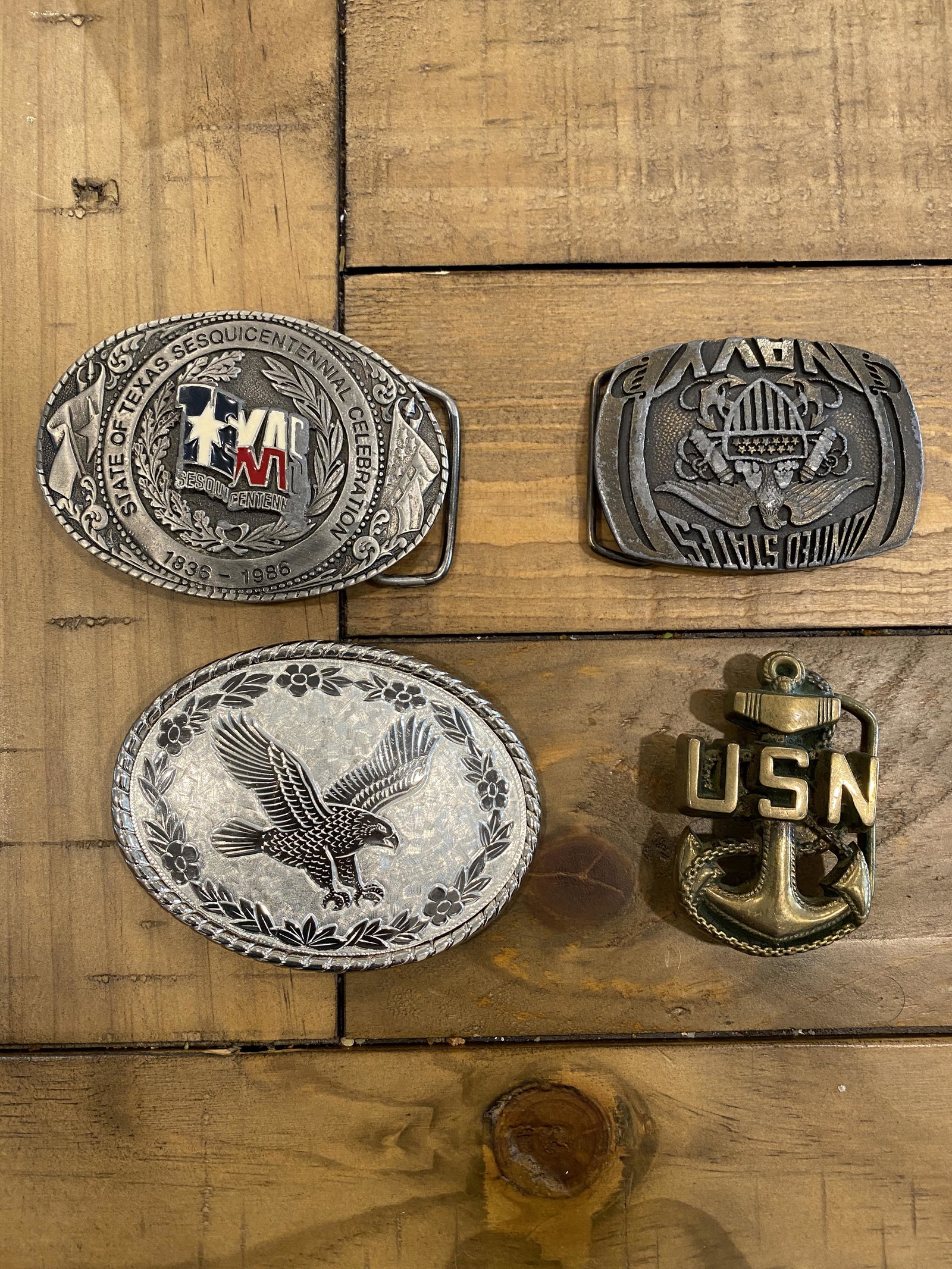VINTAGE COLLECTIBLE LOT OF MENS BELT BUCKLES: VINTAGE COLLECTIBLE LOT OF MENS BELT BUCKLES. SOLD AS A LOT. ALL FOR ONE MONEY.