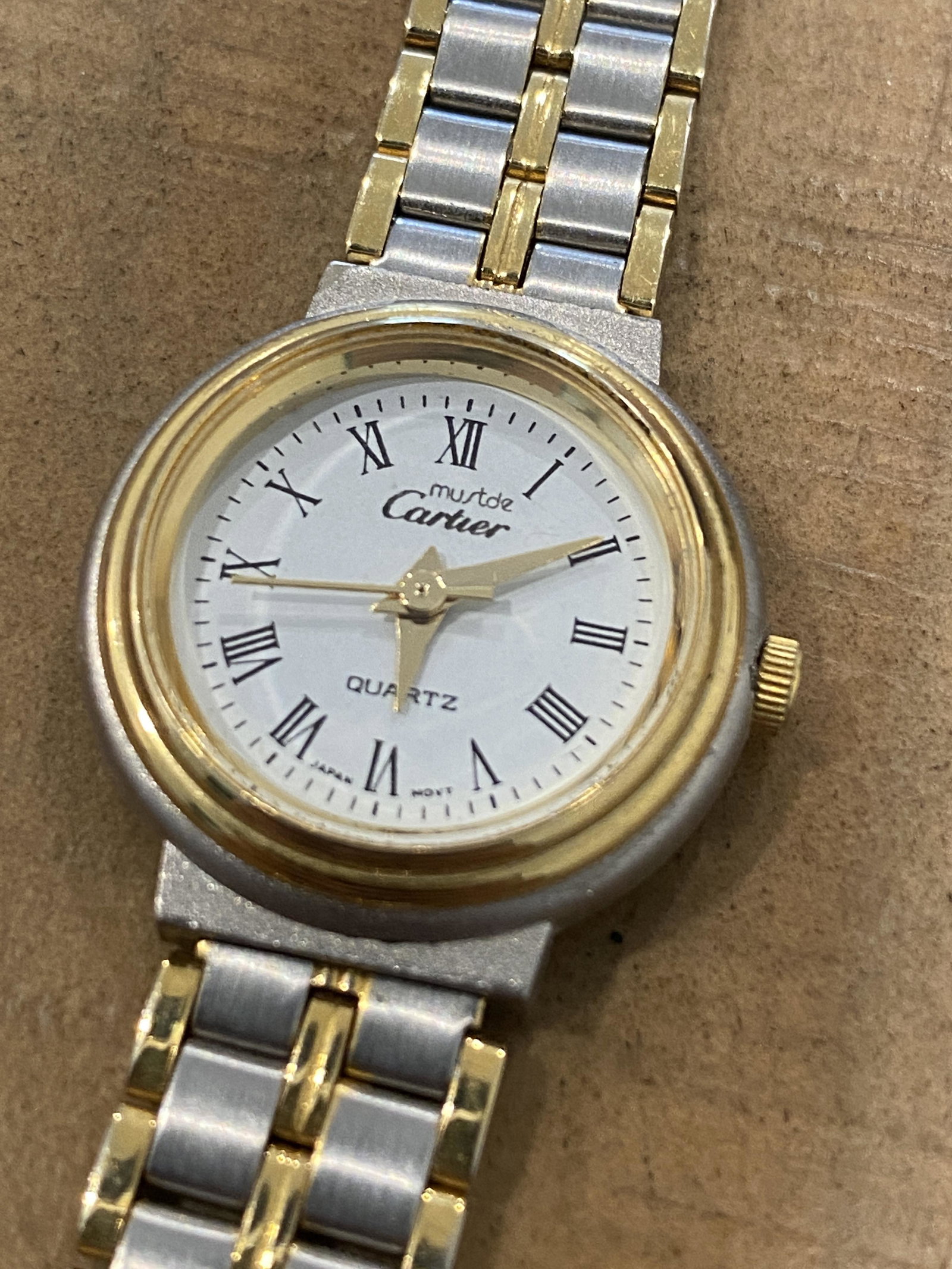 ESTATE CARTIER LADIES 2 TONE WATCH: ESTATE CARTIER LADIES 2 TONE WATCH. SOLD AS-IS, AS FOUND. IN GOOD WORKING ORDER. APPEARS TO HAVE LITTLE WEAR AND TEAR FROM USE. THIS IS AN ESTATE FIND. SOLD AS FOUND. PLEASE VIEW PICTURES.