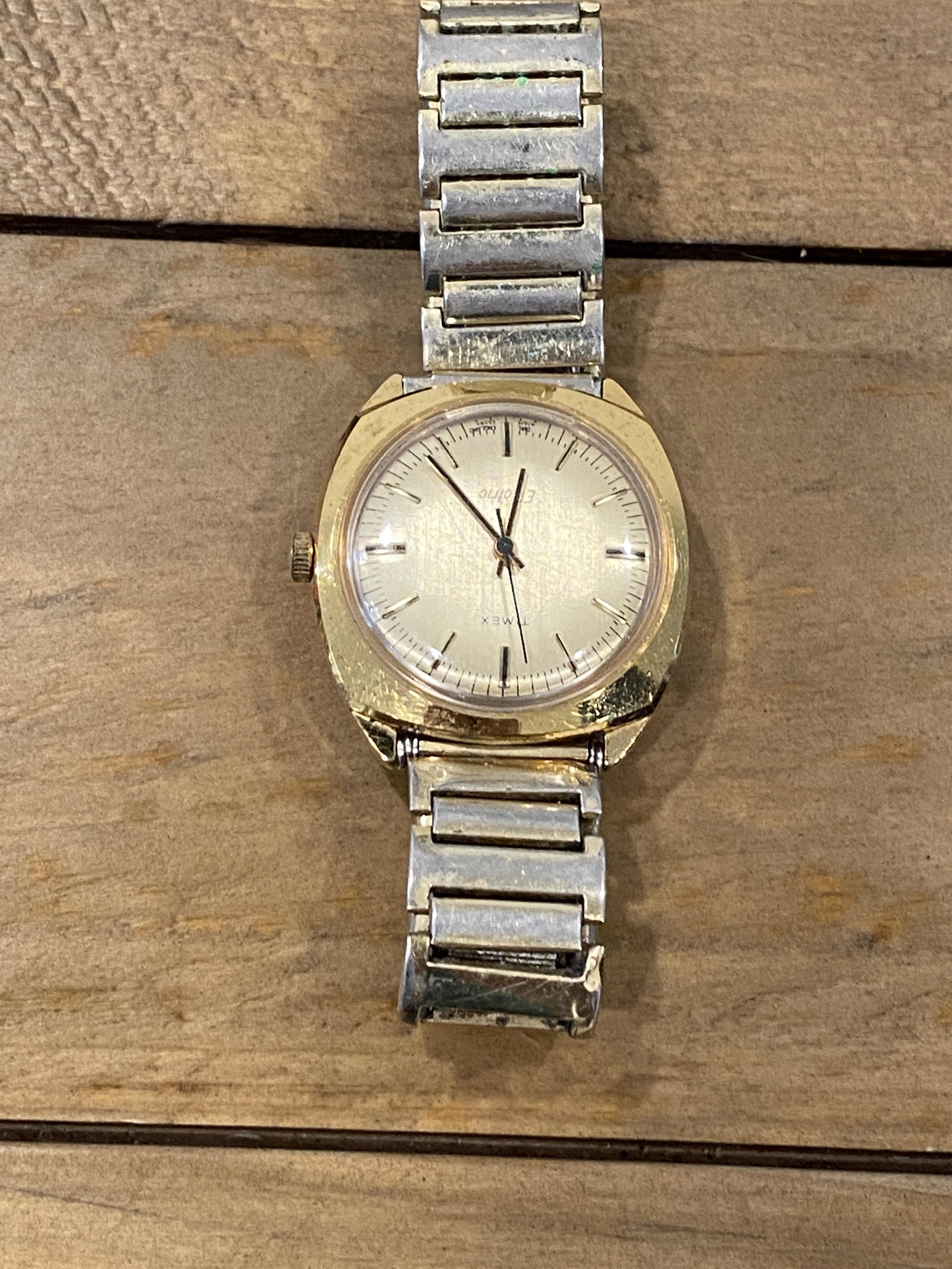 VINTAGE TIMEX MENS WRISTWATCH: VINTAGE TIMEX MENS WRISTWATCH. IN GOOD OVERALL SHAPE AND CONDITION. A GREAT FIND AND AN EXCELLENT ADDITION TO YOUR COLLECTION.