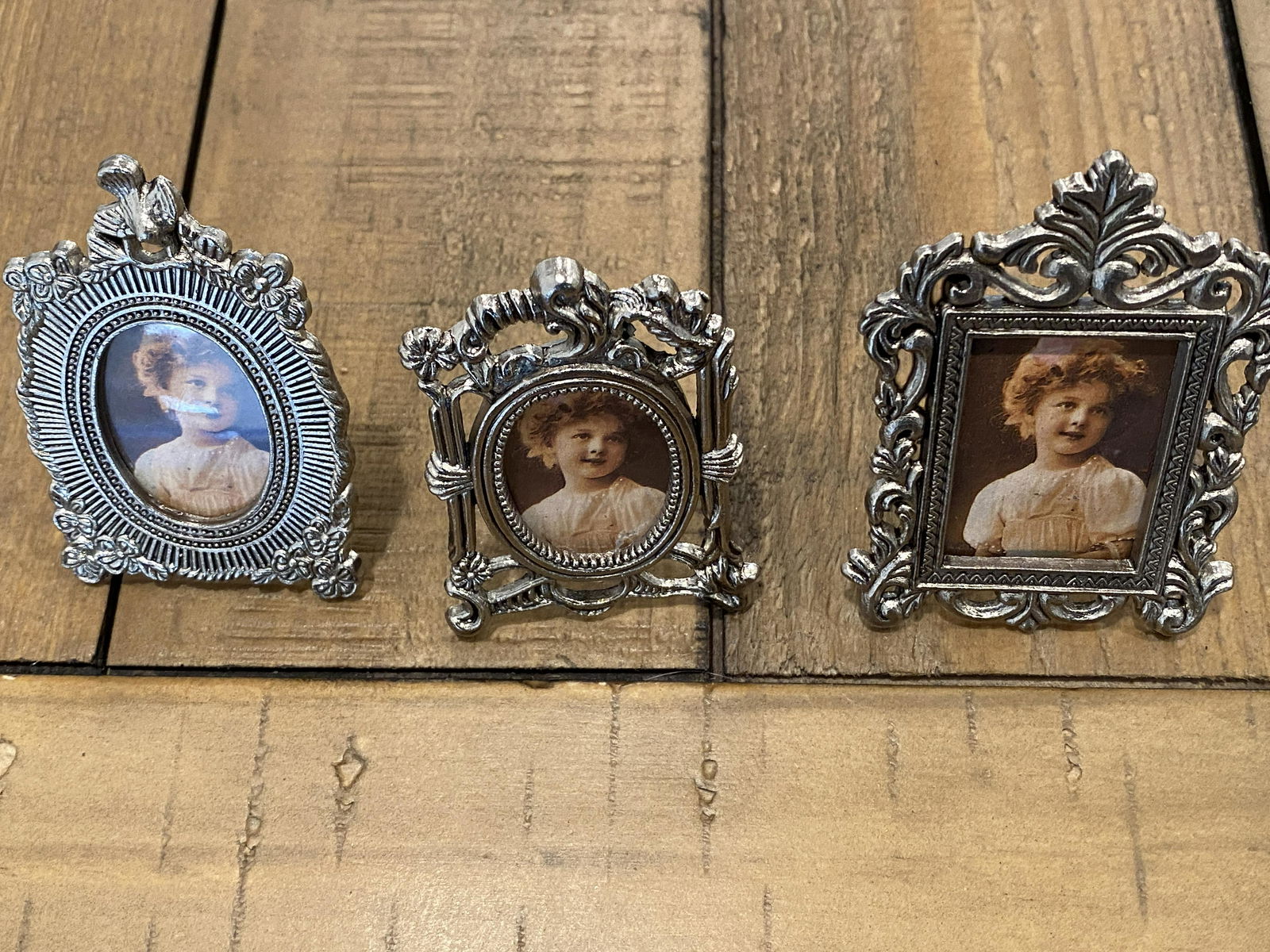 VINTAGE COLLECTIBLE LOT OF DESK PICTURE FRAMES: VINTAGE COLLECTIBLE LOT OF DESK PICTURE FRAMES. IN GOOD OVERALL SHAPE AND CONDITION. PLEASE VIEW ALL DETAILED PICTURES.