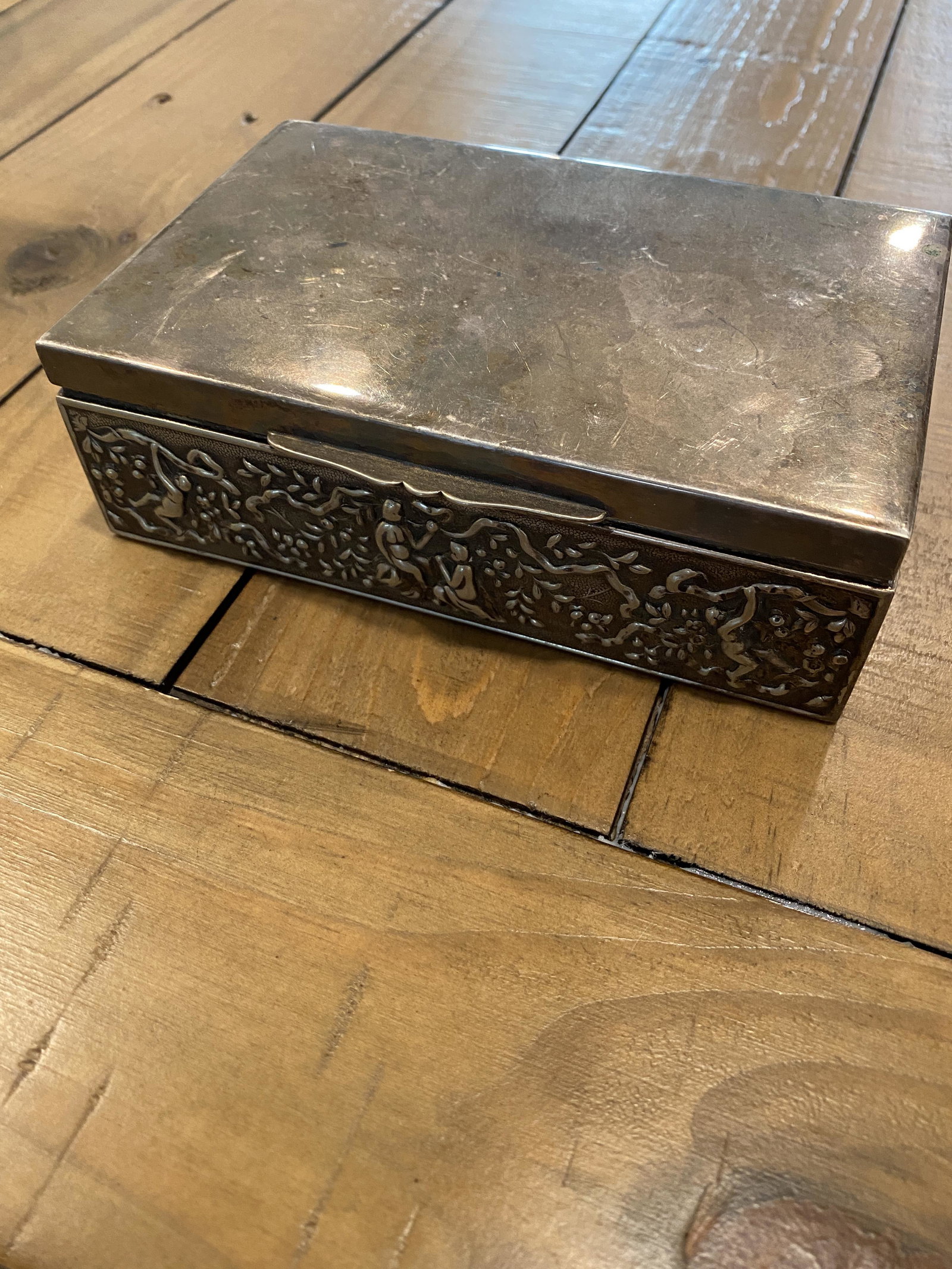 ANTIQUE SILVER JEWELRY BOX: ANTIQUE SILVER JEWELRY BOX. IN GOOD OVERALL SHAPE AND CONDITION. PLEASE VIEW ALL DETAILED PICTURES. A GREAT FIND AND AN EXCELLENT ADDITION TO YOUR COLLECTION.