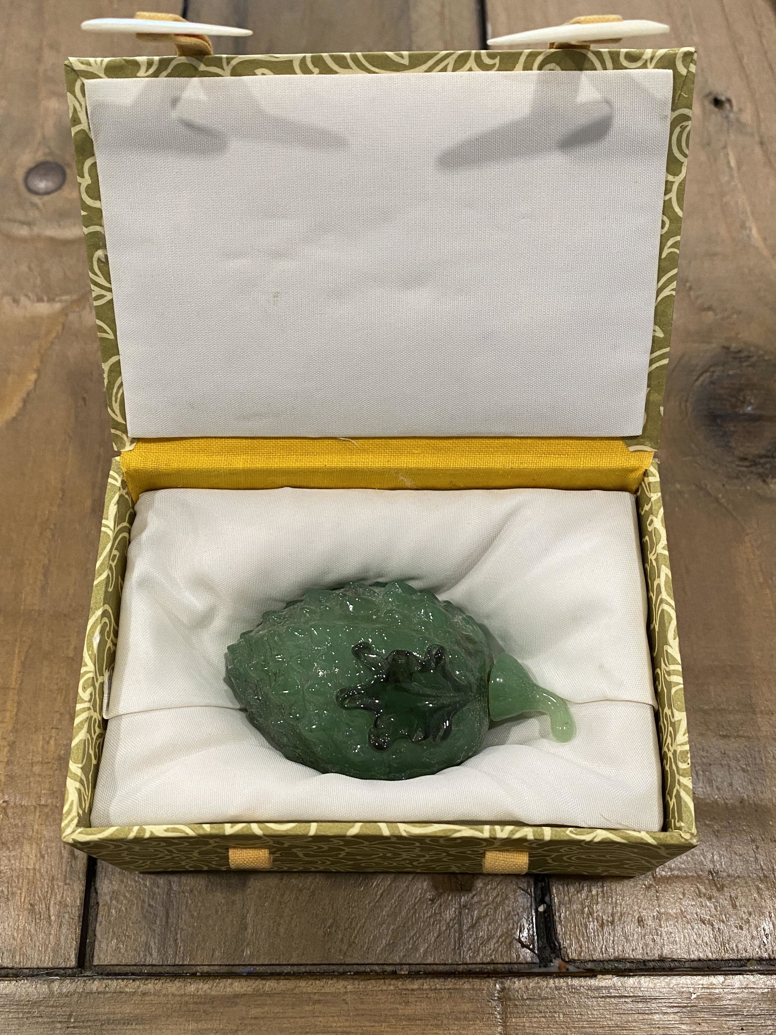 VINATAGE COLLECTIBLE SNUFF BOTTLE IN BOX: VINATAGE COLLECTIBLE SNUFF BOTTLE IN BOX. IN GOOD OVERALL SHAPE AND CONDITION. A GREAT FIND AND AN EXCELLENT ADDITION TO YOUR COLLECTION.