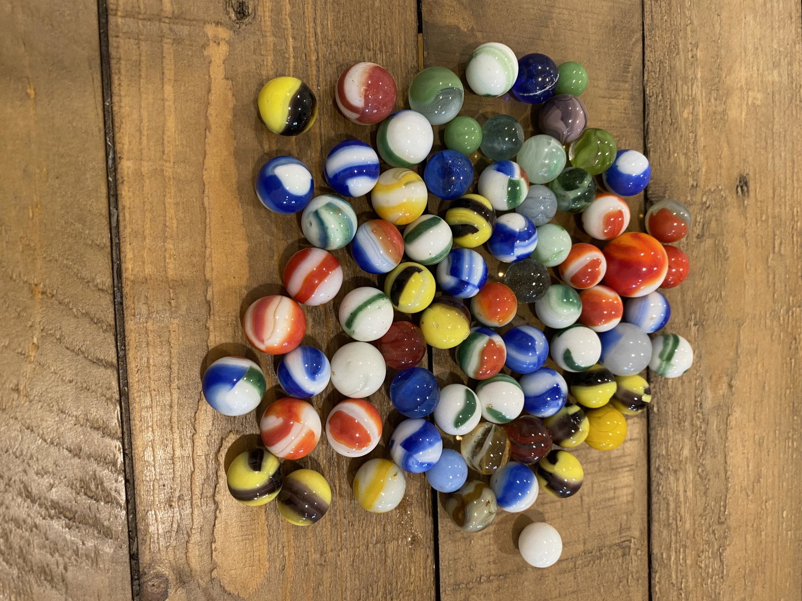 RARE VINTAGE COLLECTION OF MARBLES: RARE VINTAGE COLLECTION OF MARBLES. PLEASE VIEW ALL DETAILED PICTURES. A GREAT FIND AND AN EXCELLENT ADDITION TO YOUR COLLECTION.