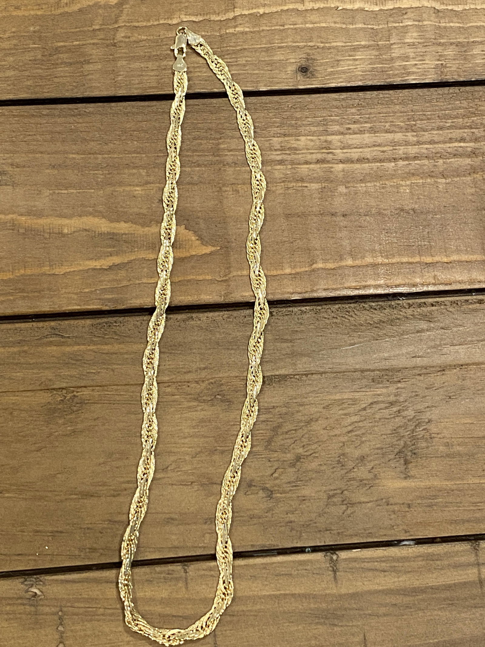 ESTATE MARKED 14K GOLD MENS GOLD CHAIN: ESTATE MARKED 14K GOLD MENS GOLD CHAIN. SOLD AS FOUND AT AN ESTATE CLEANOUT. A NICE HEAVY CHAIN. CHAIN HAS NOT BEEN TESTED. SOLD AS FOUND. PLEASE VIEW ALL DETAILED PICTURES.