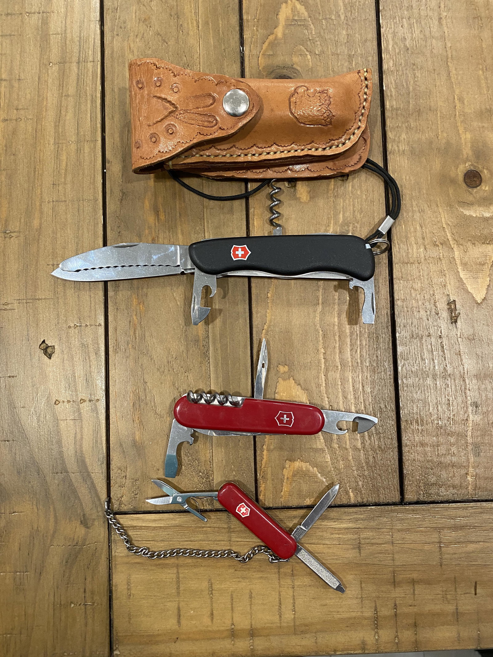 COLLECTIBLE LOT OF SWISS ARMY POCKET KNIVES: COLLECTIBLE LOT OF SWISS ARMY POCKET KNIVES. PLEASE VIEW ALL DETAILED PICTURES. A GREAT FIND AND AN EXCELLENT ADDITION TO YOUR COLLECTION.