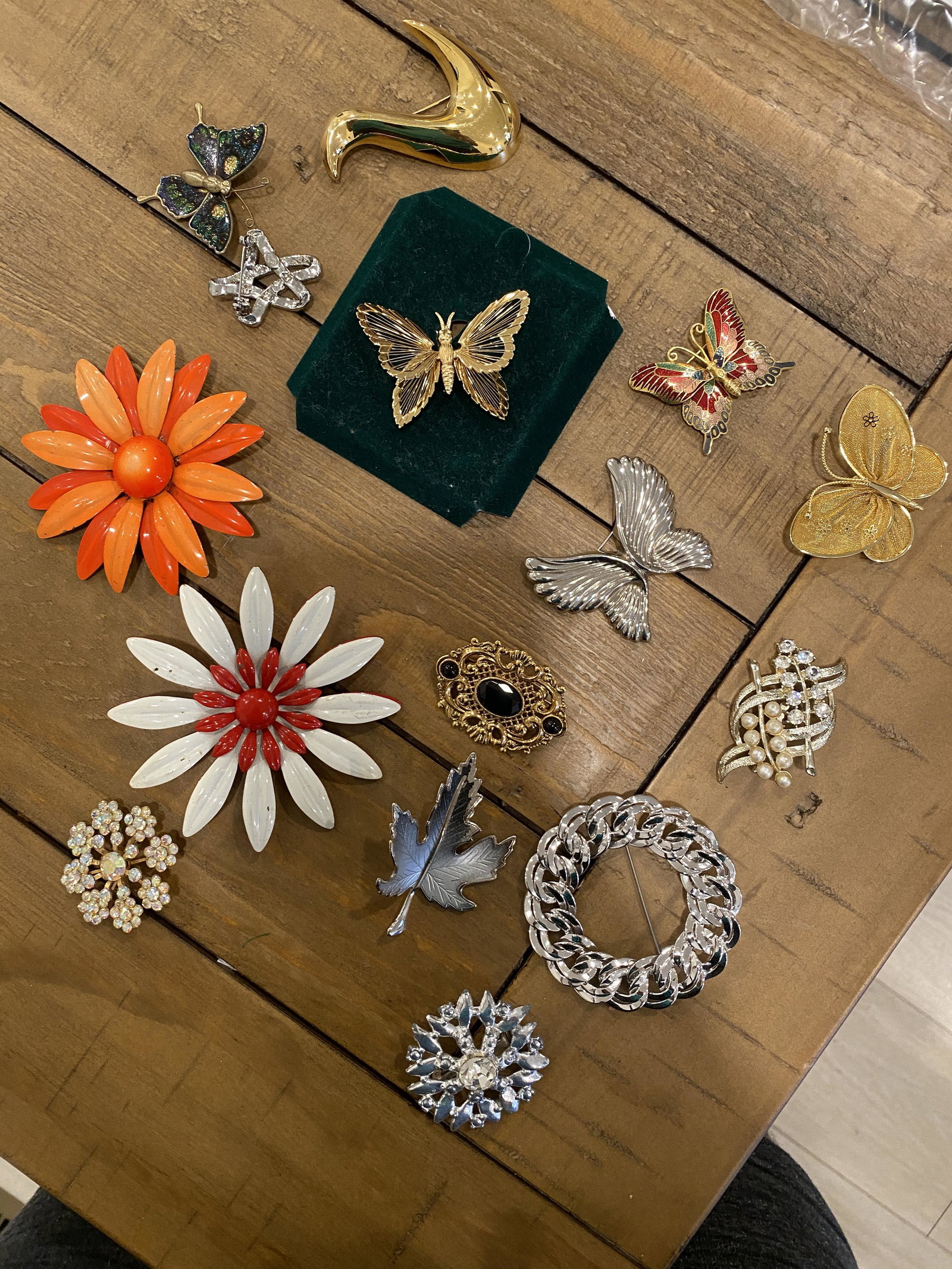 VINTAGE LOT OF ESTATE BROOCHES: VINTAGE LOT OF ESTATE BROOCHES. SOLD AS A LOT. ALL FOR ONE MONEY. PLEASE VIEW ALL DETAILED PICTURES.