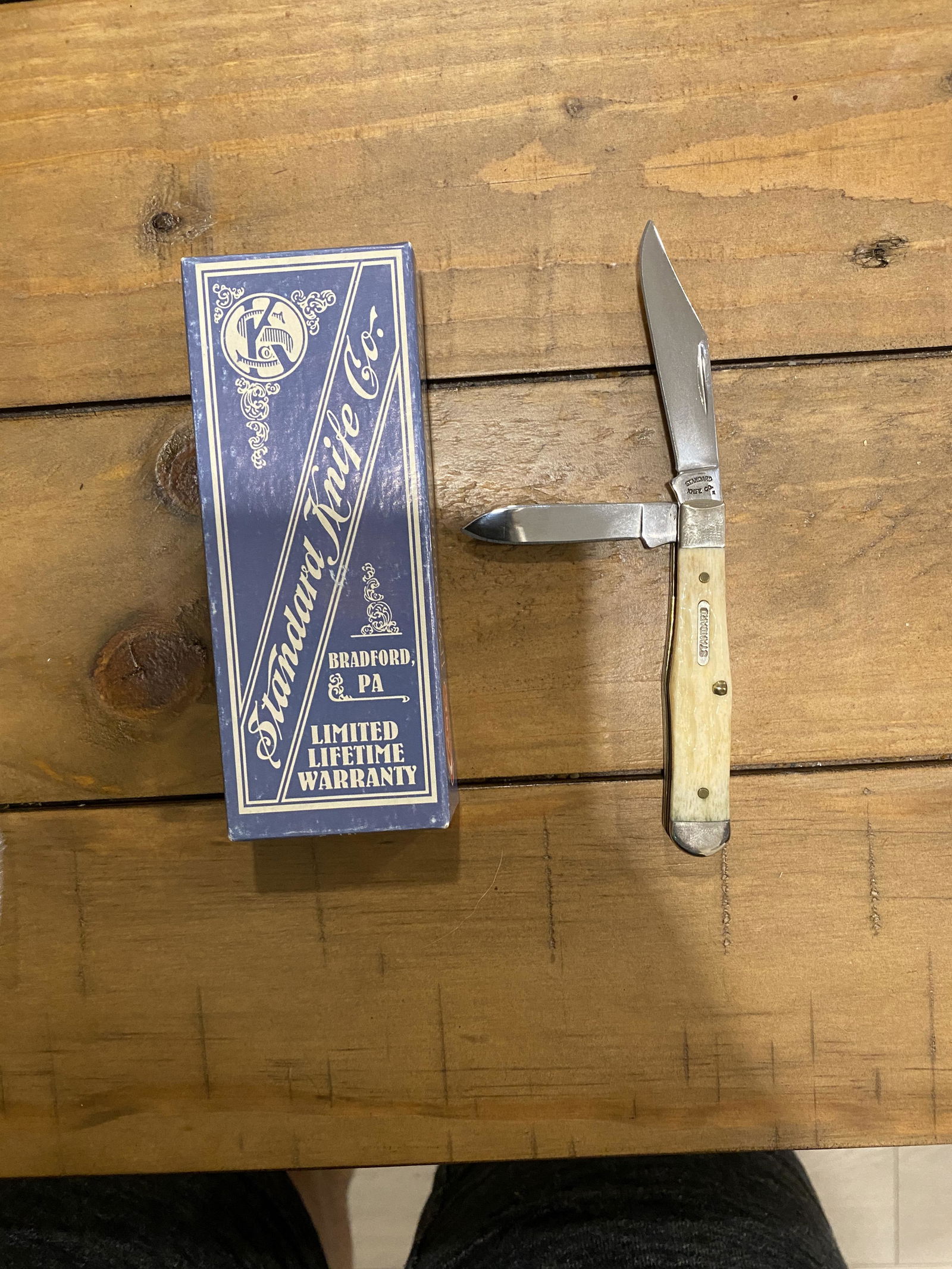 VINTAGE STANDARD KNIFE CO. POCKET KNIFE: VINTAGE STANDARD KNIFE CO. POCKET KNIFE. COMES IN THE ORIGINAL CASE. A GREAT FIND AND AN EXCELLENT ADDITION TO YOUR COLLECTION.