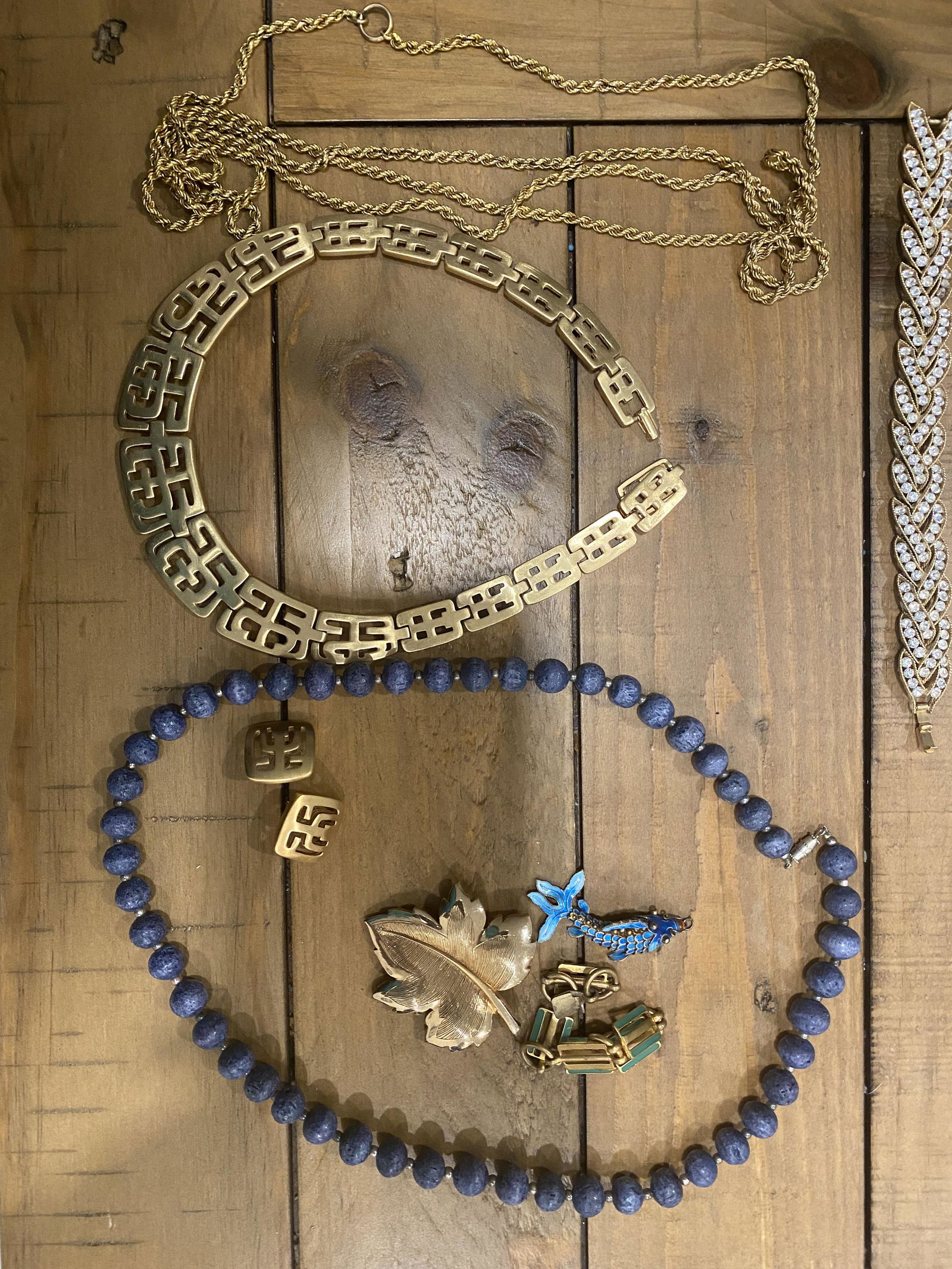 VINTAGE ESTATE VERSACE DESIGNER STYLE JEWELRY LOT: VINTAGE ESTATE VERSACE DESIGNER STYLE JEWELRY LOT. PLEASE VIEW ALL DETAILED PICTURES. A GREAT FIND AND AN EXCELLENT ADDITION TO YOUR COLLECTION.