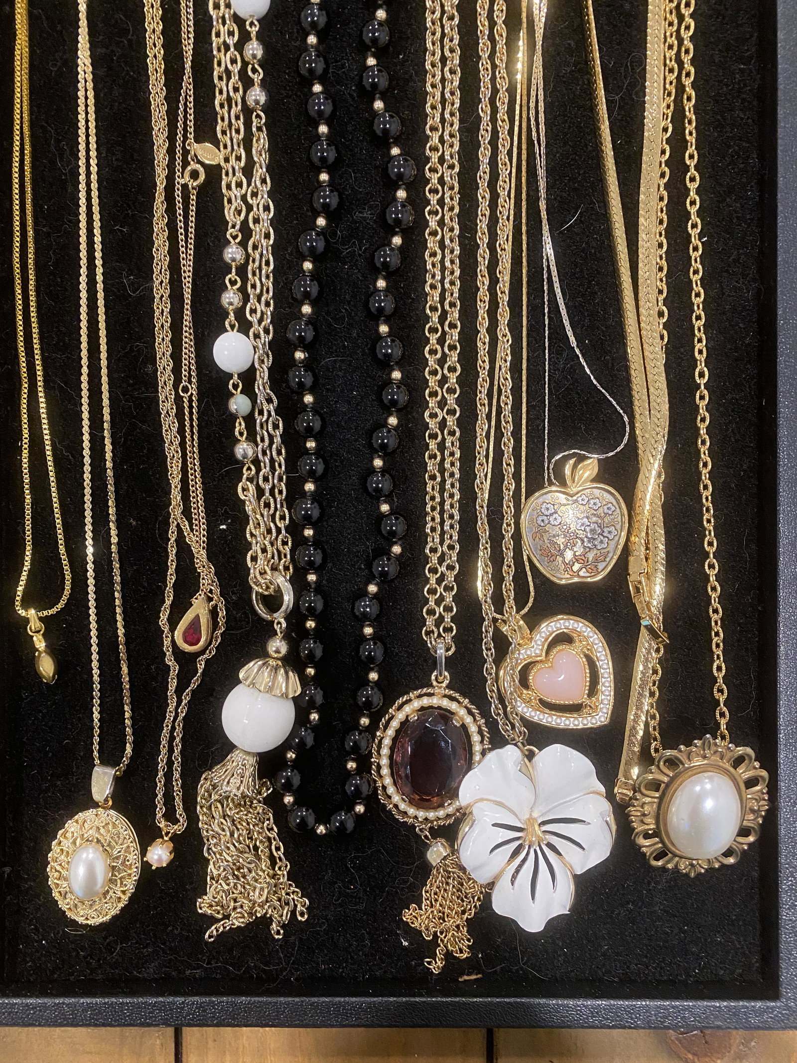 ESTATE LOT OF LADIES NECKLACES: ESTATE LOT OF LADIES NECKLACES. SOLD AS A LOT. ALL FOR ONE MONEY.