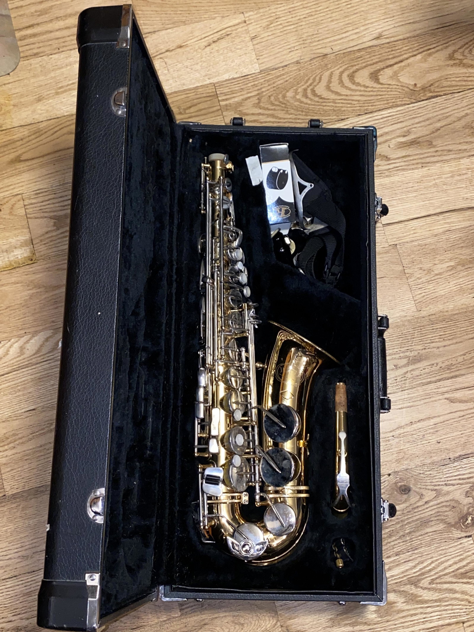 JUPITER SAXOPHONE W/BOX & ACCESSORIES JAS-767: JUPITER SAXOPHONE W/BOX & ACCESSORIES JAS-767. IN GOOD OVERALL SHAPE AND CONDITION. PLEASE VIEW ALL DETAILED PICTURES. A GREAT FIND AND AN EXCELLENT TO YOUR COLLECTION.