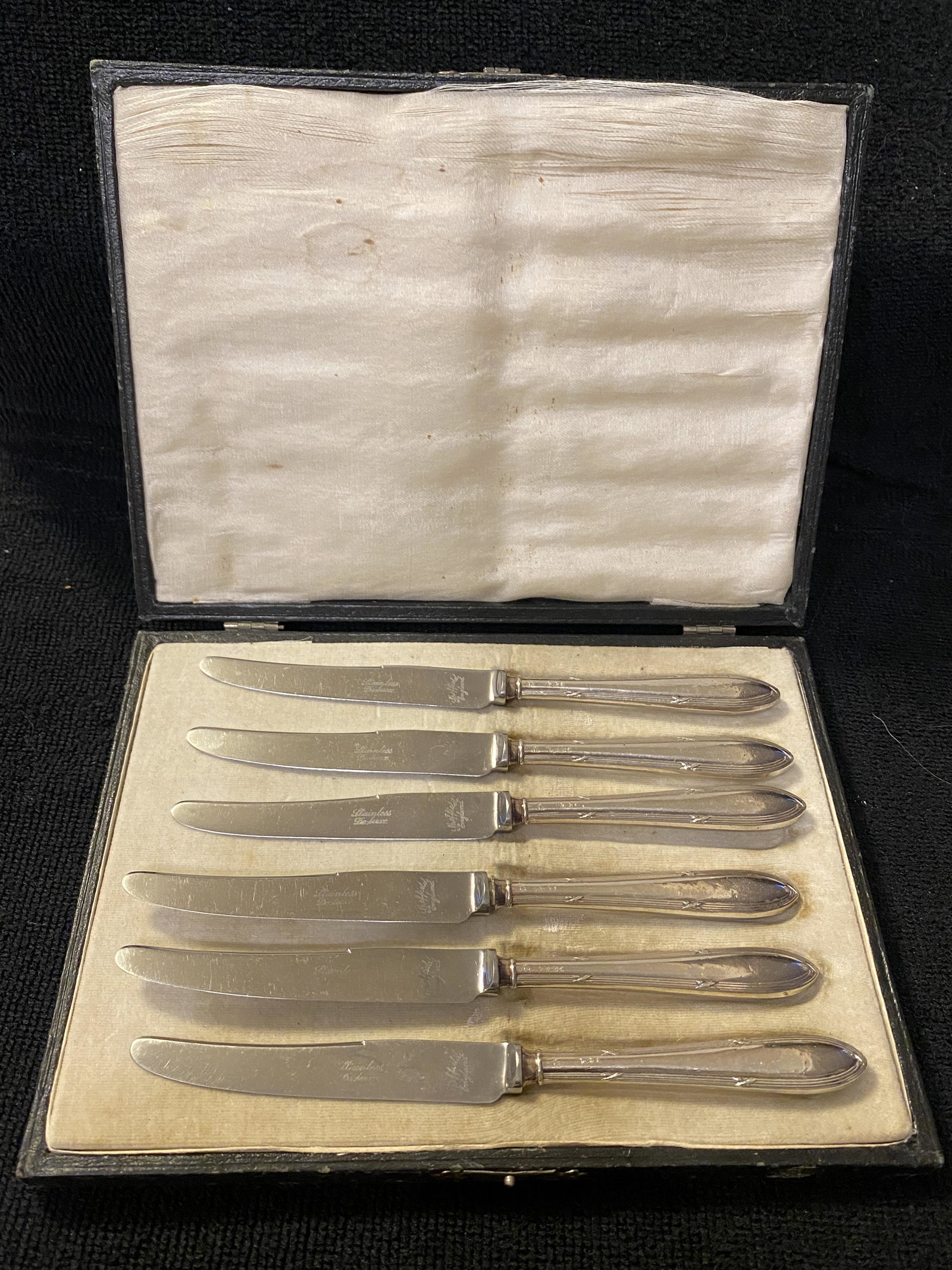 VINTAGE SHEFFIELD SET OF (6) SILVER KNIVES W/BOX: VINTAGE SHEFFIELD SET OF (6) SILVER KNIVES W/BOX. IN GOOD OVERALL SHAPE AND CONDITION. PLEASE VIEW ALL DETAILED PICTURES. A GREAT FIND AND AN EXCELLENT ADDITION TO YOUR COLLECTION.
