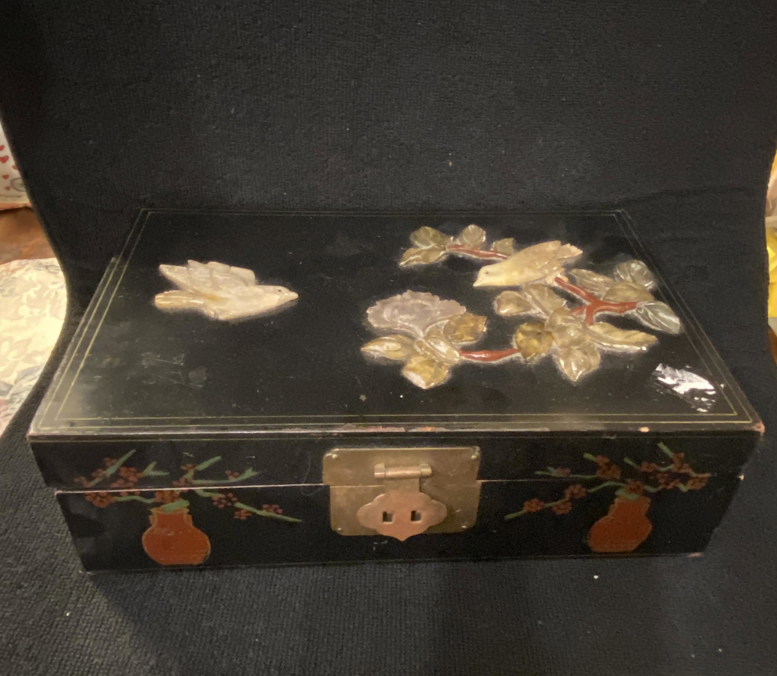 ANTIQUE JADE INLAID JEWELRY BOX W/JEWELRY: ANTIQUE JADE INLAID JEWELRY BOX W/JEWELRY. IN GOOD OVERALL SHAPE AND CONDITION. BEAUTIFUL JEWELRY BOX WITH UNSEARCHED JEWELRY. A GREAT FIND AND AN EXCELLENT ADDITION TO YOUR COLLECTION.