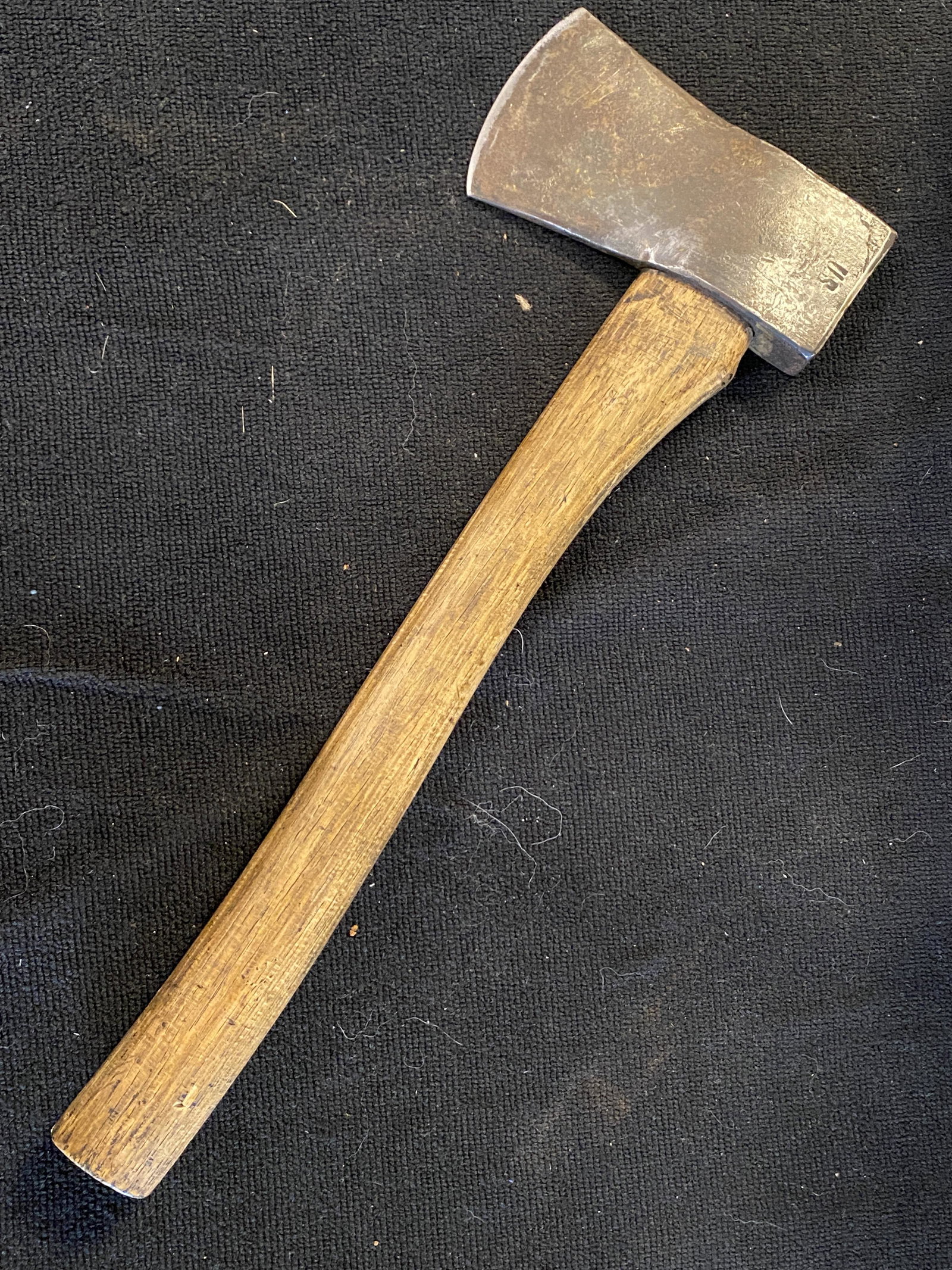 ANTIQUE COLLECTIBLE AXE: ANTIQUE COLLECTIBLE AXE. A GREAT ADDITION TO YOUR COLLECTION.