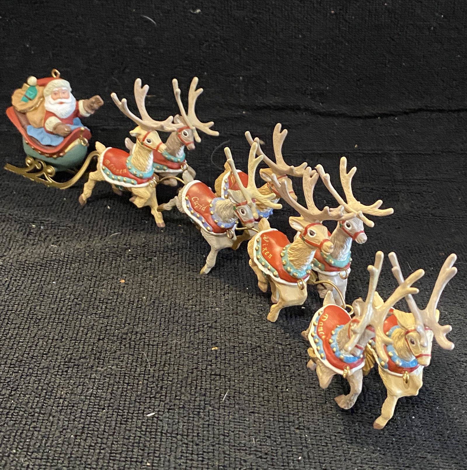 VINTAGE SANTA AND HIS SLEIGH FLY AWAY DESK DECOR: VINTAGE SANTA AND HIS SLEIGH FLY AWAY DESK DECOR. IN GOOD OVERALL SHAPE AND CONDITION. PLEASE VIEW ALL DETAILED PICTURES. A GREAT FIND AND AN EXCELLENT ADDITION TO YOUR COLLECTION.