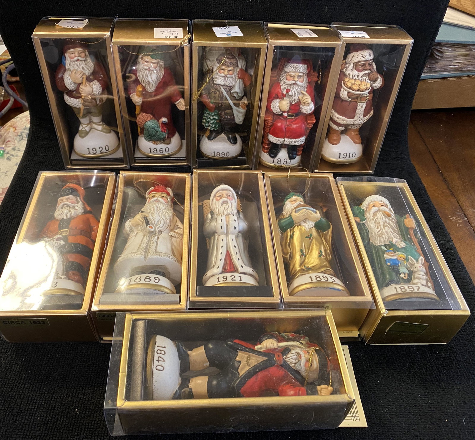 VINTAGE COLLECTION LOT OF SANTA CLAUSE FIGURINES: VINTAGE COLLECTION LOT OF SANTA CLAUSE FIGURINES. THEY ALL COME IN THEIR ORIGINAL CASES. A GREAT FIND AND AN EXCELLENT ADDITION TO YOUR COLLECTION.