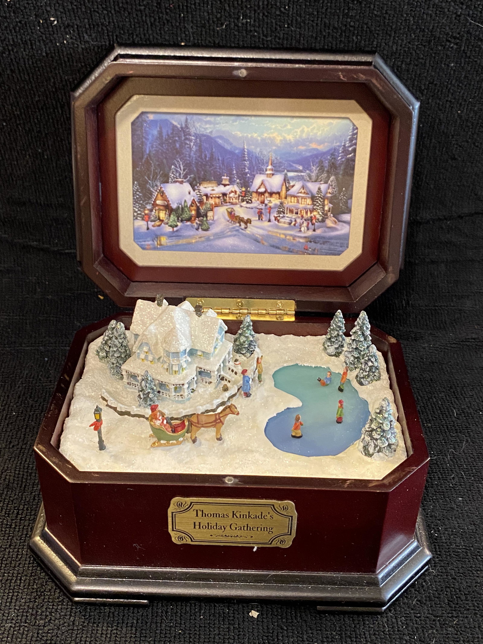 DANBURY MINT THOMAS KINKADE'S HOLIDAY GATHERING MUSICAL: DANBURY MINT THOMAS KINKADE'S HOLIDAY GATHERING MUSICAL BOX. IN MINT OVERALL SHAPE AND CONDITION. A GREAT FIND AND AN EXCELLENT ADDITION TO YOUR COLLECTION.