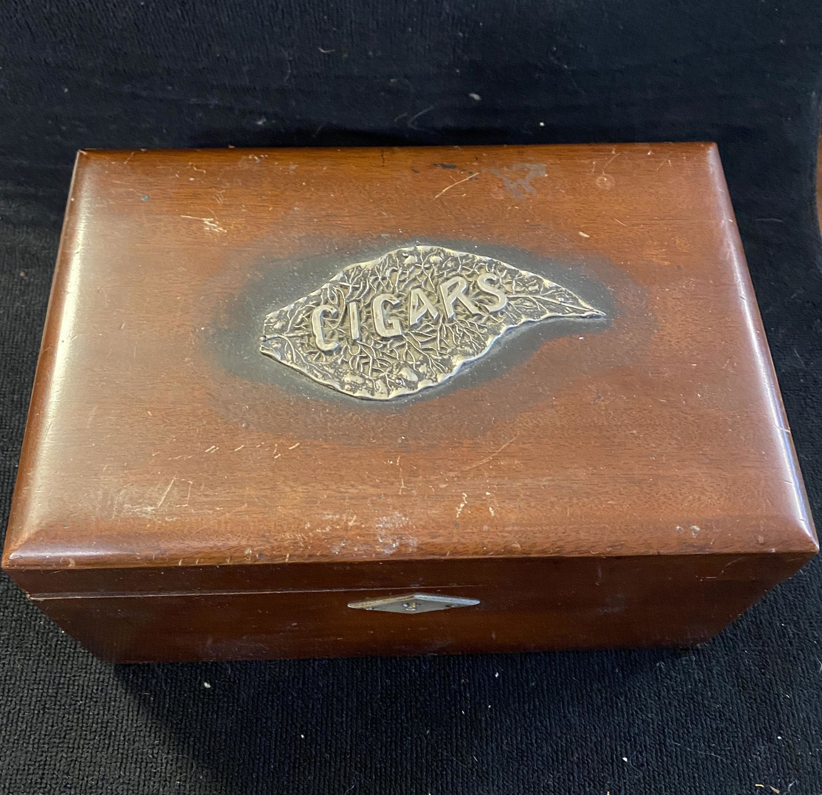 VINTAGE MUSICAL CIGAR BOX: VINTAGE MUSICAL CIGAR BOX. WORKS AND SOUNDS NICE. A GREAT FIND AND AN EXCELLENT ADDITION TO YOUR COLLECTION.