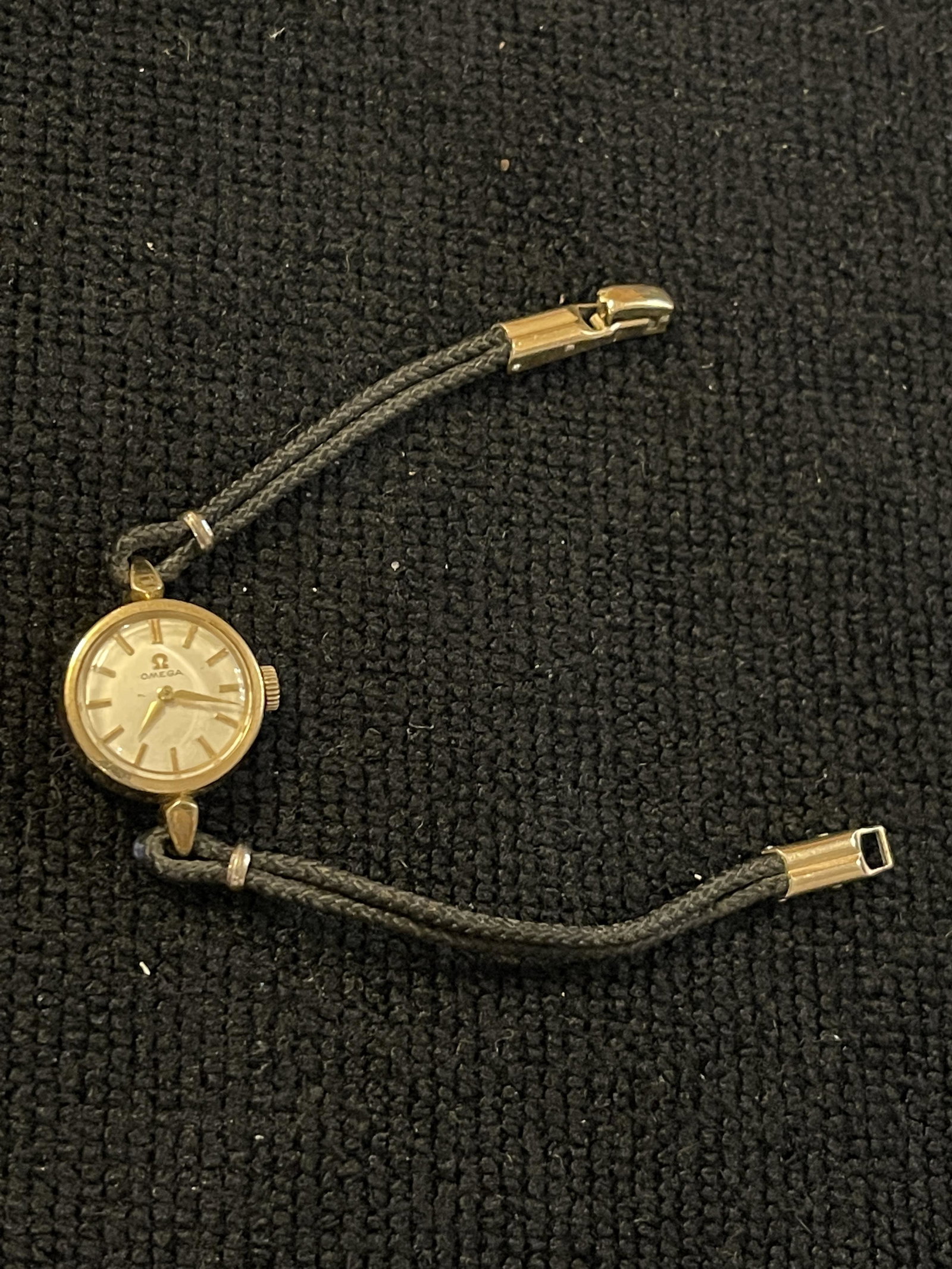 VINTAGE OMEGA LADIES COCKTAIL WATCH: VINTAGE OMEGA LADIES COCKTAIL WATCH. IN MINT OVERALL SHAPE AND CONDITION. A GREAT FIND AND AN EXCELLENT ADDITION TO YOUR COLLECTION.