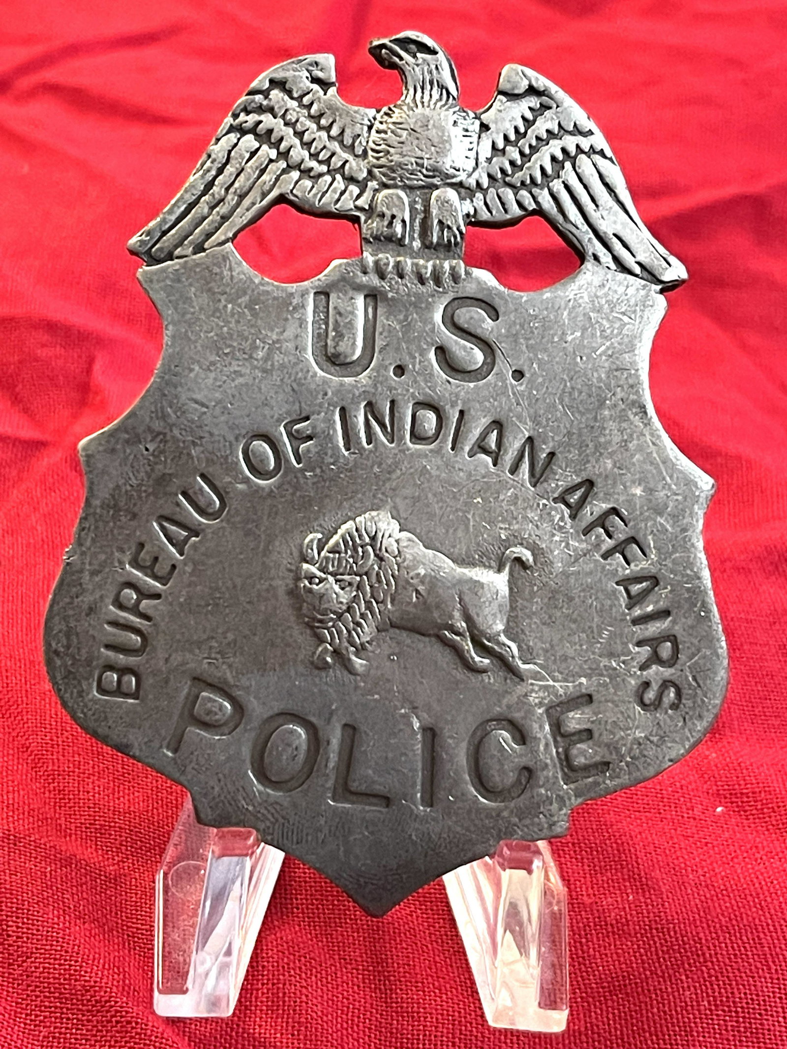 ANTIQUE U.S. INDIAN AFFAIRS POLICE BADGE: ANTIQUE U.S. INDIAN AFFAIRS POLICE BADGE. APPEARS TO BE IN MINT OVERALL SHAPE AND CONDITION. A GREAT FIND AND AN EXCELLENT ADDITION TO YOUR COLLECTION.