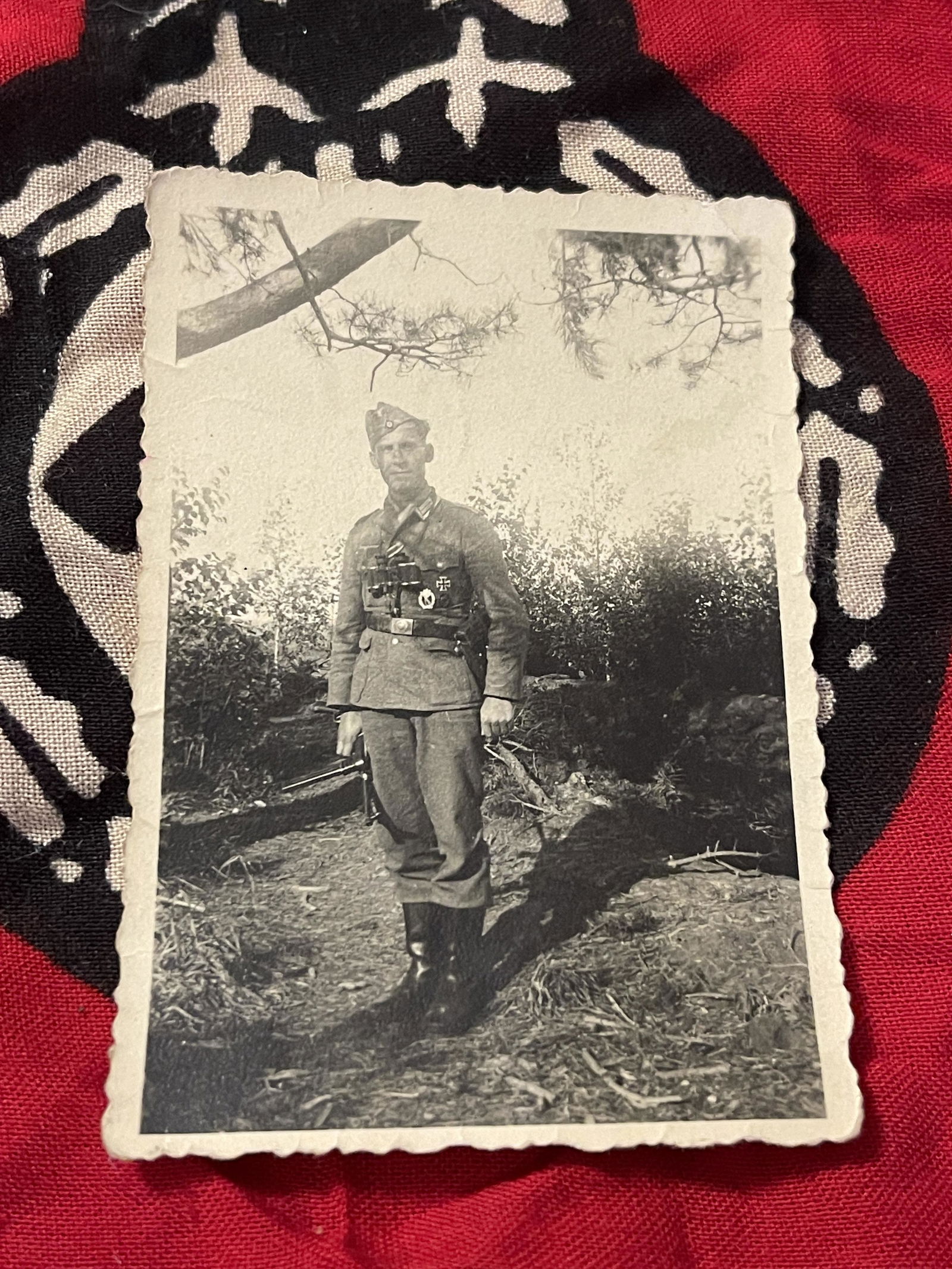 WW2 GERMAN HEER ARMY SOLDIER W/BINOCULARS & UNIFORM: WW2 GERMAN HEER ARMY SOLDIER W/BINOCULARS & UNIFORM PHOTO. PLEASE VIEW ALL DETAILED PICTURES. A GREAT FIND AND AN EXCELLENT ADDITION TO YOUR COLLECTION.
