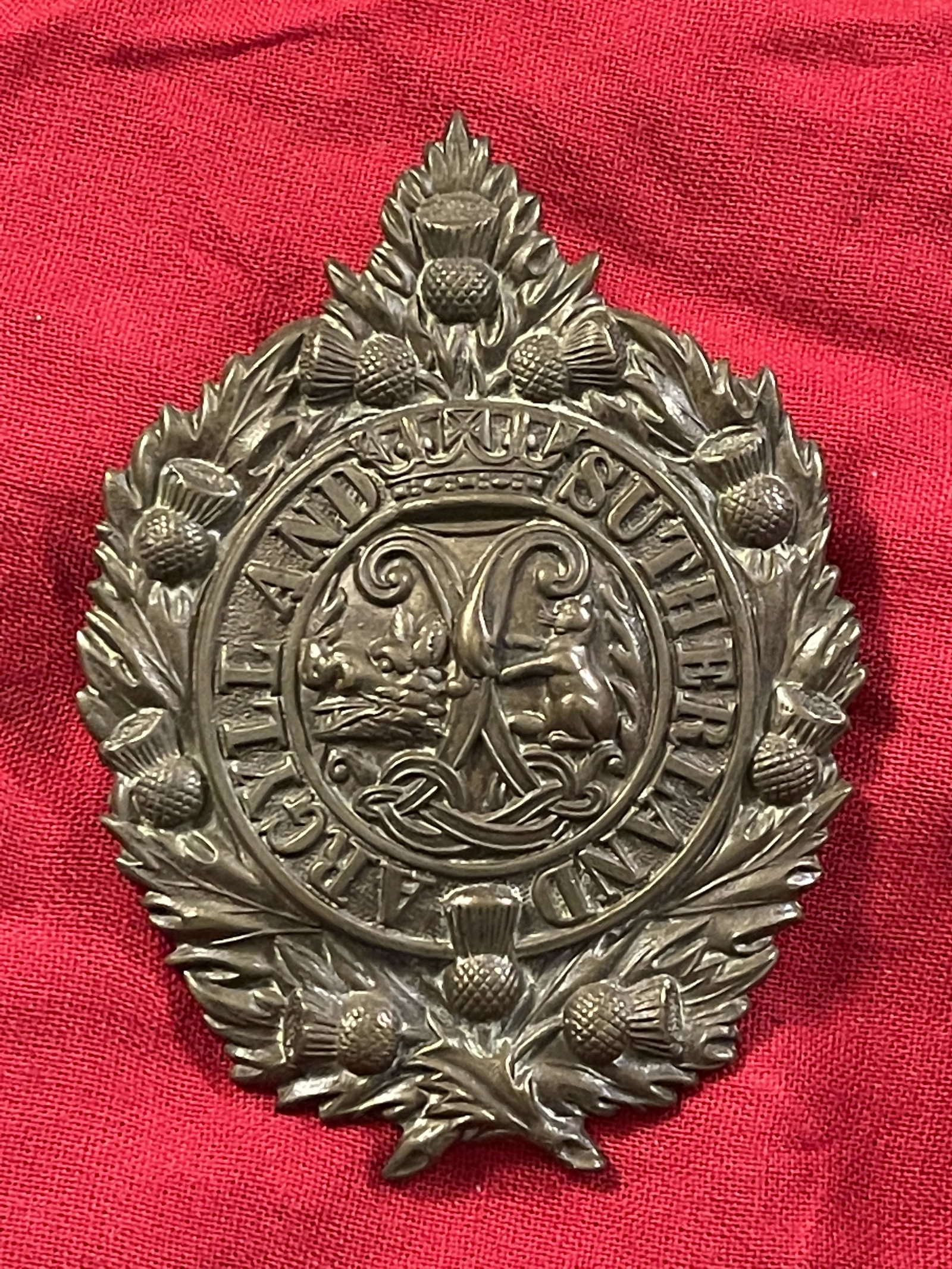 ANTIQUE BRITISH MILITARY BADGE 91ST REGIMENT OF FOOT: ANTIQUE BRITISH MILITARY BADGE 91ST REGIMENT OF FOOT. IN GOOD OVERALL SHAPE AND CONDITION. A GREAT FIND AND AN EXCELLENT ADDITION TO YOUR COLLECTION.