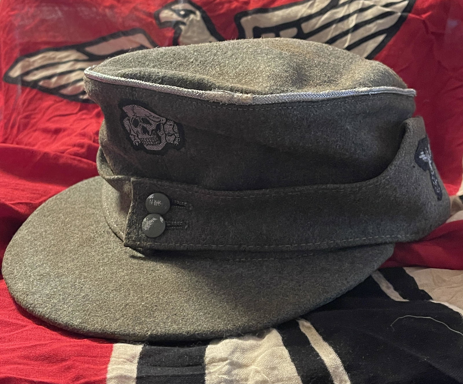 RARE WW2 GERMAN WAFFEN SS 3RD REICH M43 FIELD CAP: RARE WW2 GERMAN WAFFEN SS 3RD REICH M43 FIELD CAP. IN MINT OVERALL SHAPE AND CONDITION WITH A BEAUTIFUL OVERALL PATINA. HAS A GREAT LOOK TO IT WITH AN EXCELLENT OVERALL EYE APPEAL. VERY WELL WORN AND 