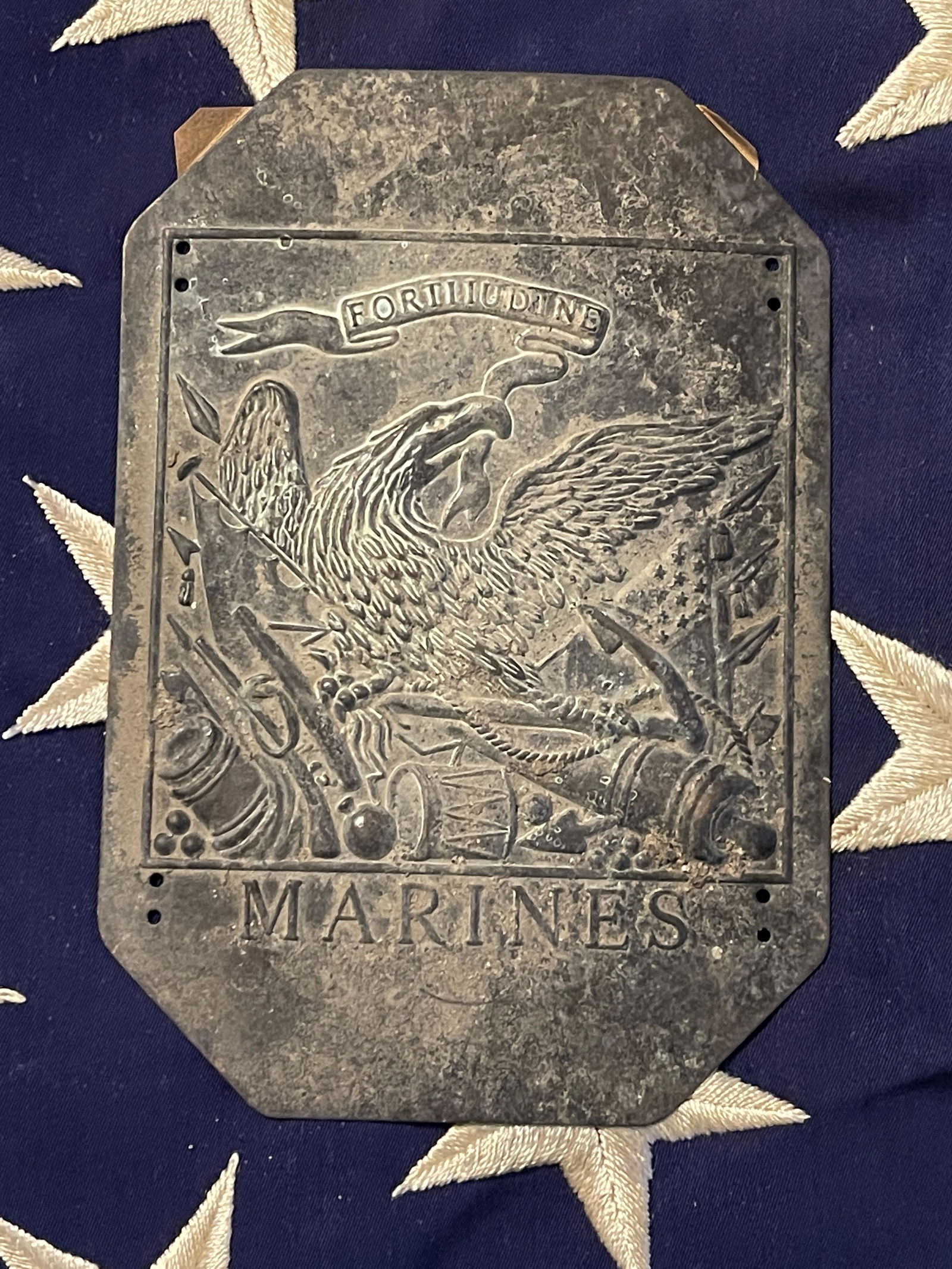 RARE CIVIL WAR ERA SHAKO HAT MARINES INSIGNIA: RARE CIVIL WAR ERA SHAKO HAT MARINES INSIGNIA W/PROVENANCE. IN MINT OVERALL SHAPE AND CONDITION WITH A BEAUTIFUL OVERALL PATINA. HAS A GREAT LOOK TO IT WITH AN EXCELLENT OVERALL EYE APPEAL. A GREAT FI