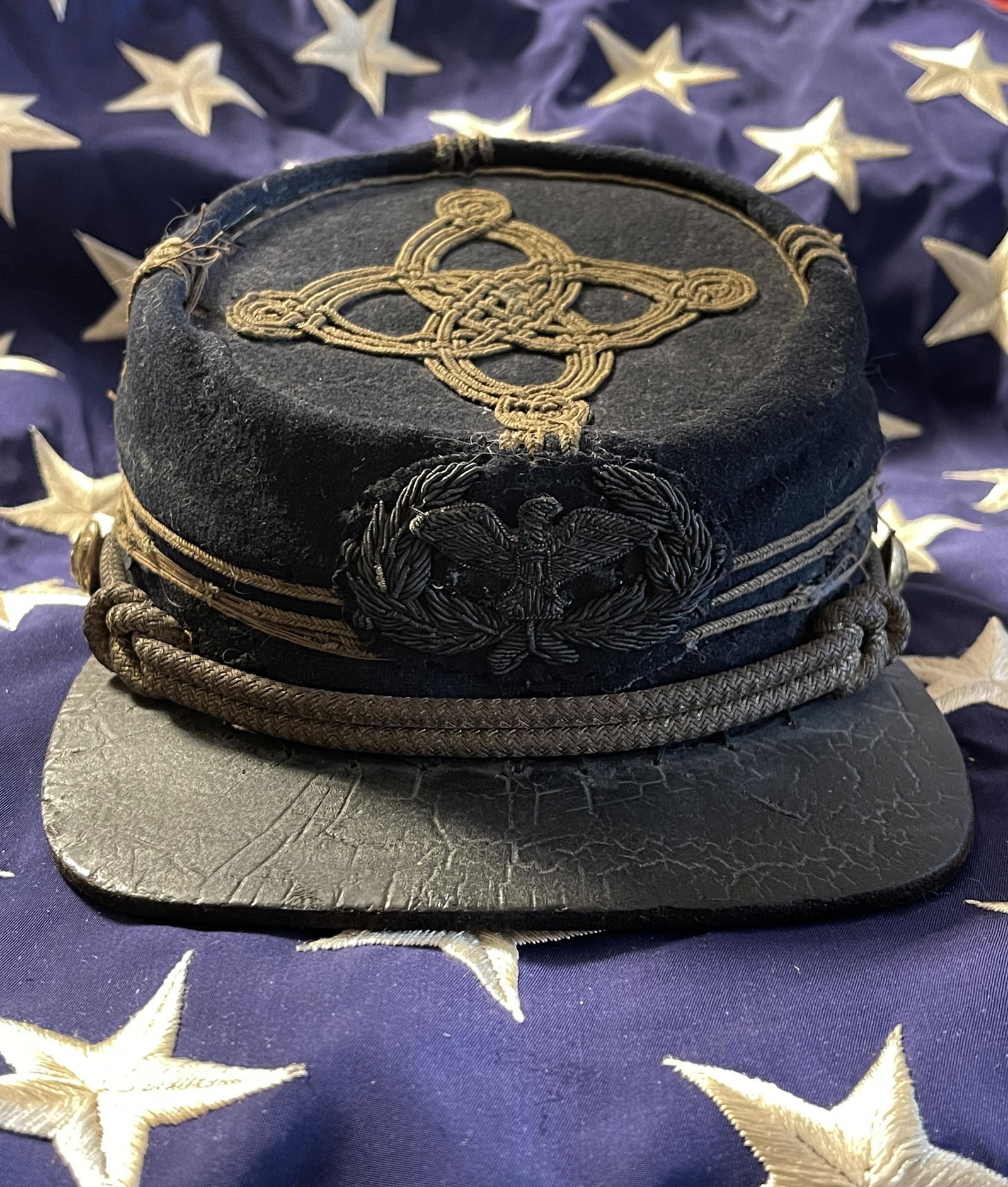 RARE CIVIL WAR UNION OFFICERS KEPI HAT CAP: RARE CIVIL WAR UNION OFFICERS KEPI HAT CAP. IN MINT OVERALL SHAPE AND CONDITION WITH A BEAUTIFUL OVERALL PATINA. HAS A GREAT LOOK TO IT WITH AN EXCELLENT OVERALL EYE APPEAL. THIS KEP IS INTACT WITH NO