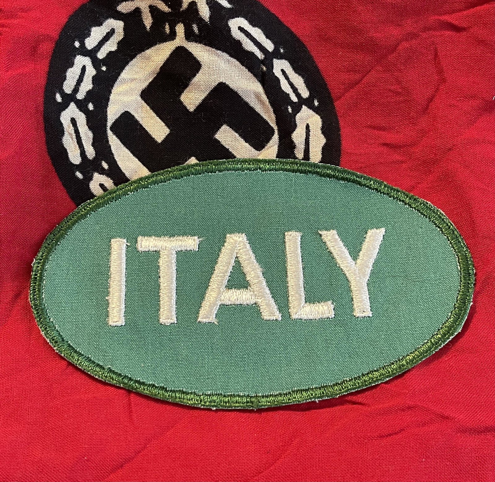 RARE WW2 GERMAN ALLIED ITALIAN TROOPS SLEEVE PATCH: RARE WW2 GERMAN ALLIED ITALIAN TROOPS SLEEVE PATCH. IN MINT OVERALL SHAPE AND CONDITION WITH A BEAUTIFUL OVERALL PATINA. A GREAT FIND AND AN EXCELLENT ADDITION TO YOUR COLLECTION.