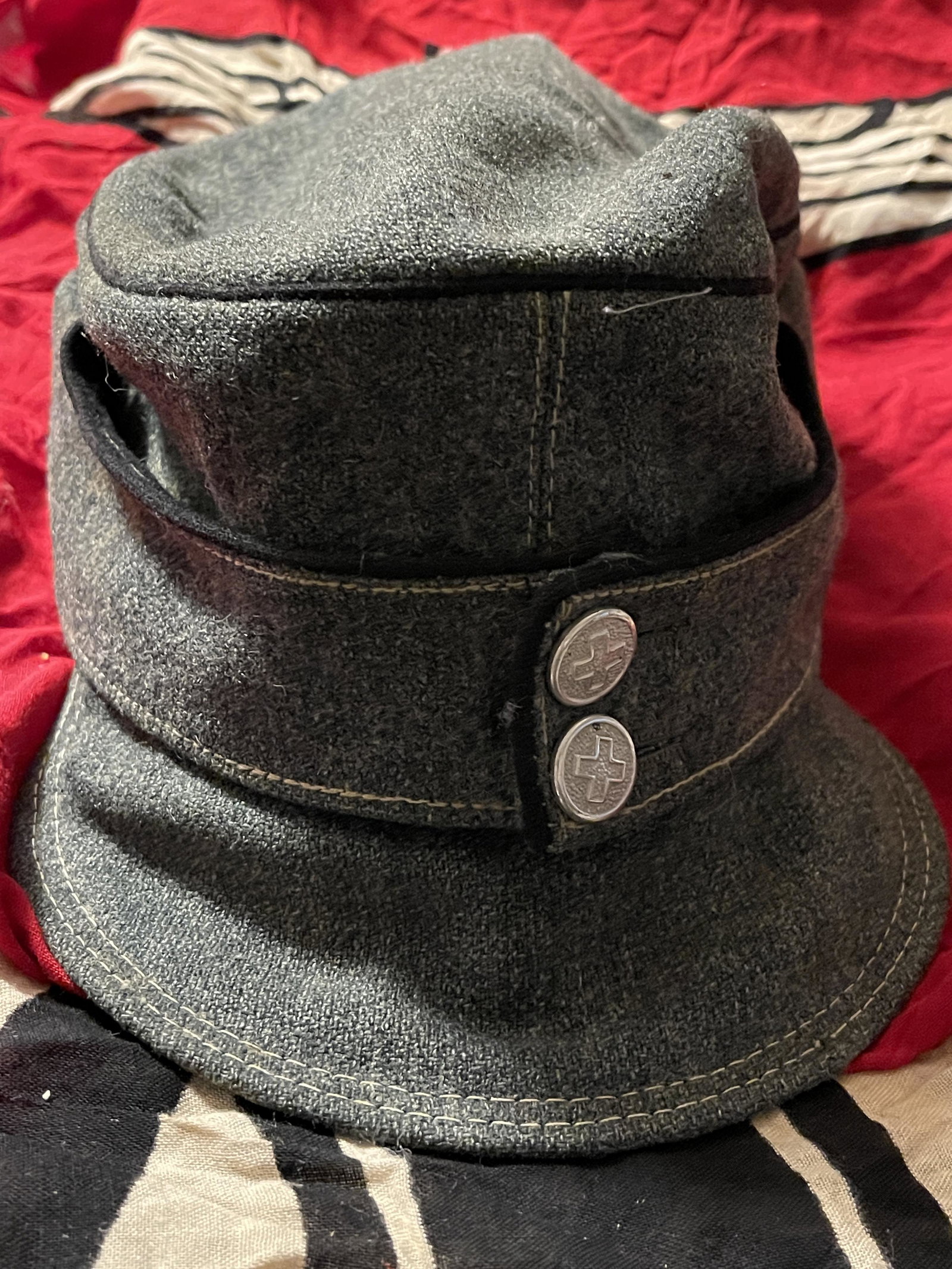 WW2 GRMAN MEDICS CAP: WW2 GRMAN MEDICS CAP. IN MINT OVERALL SHAPE AND CONDITION. PLEASE VIEW ALL DETAILED PICTURES. A GREAT FIND AND AN EXCELLENT ADDITION TO YOUR COLLECTION.