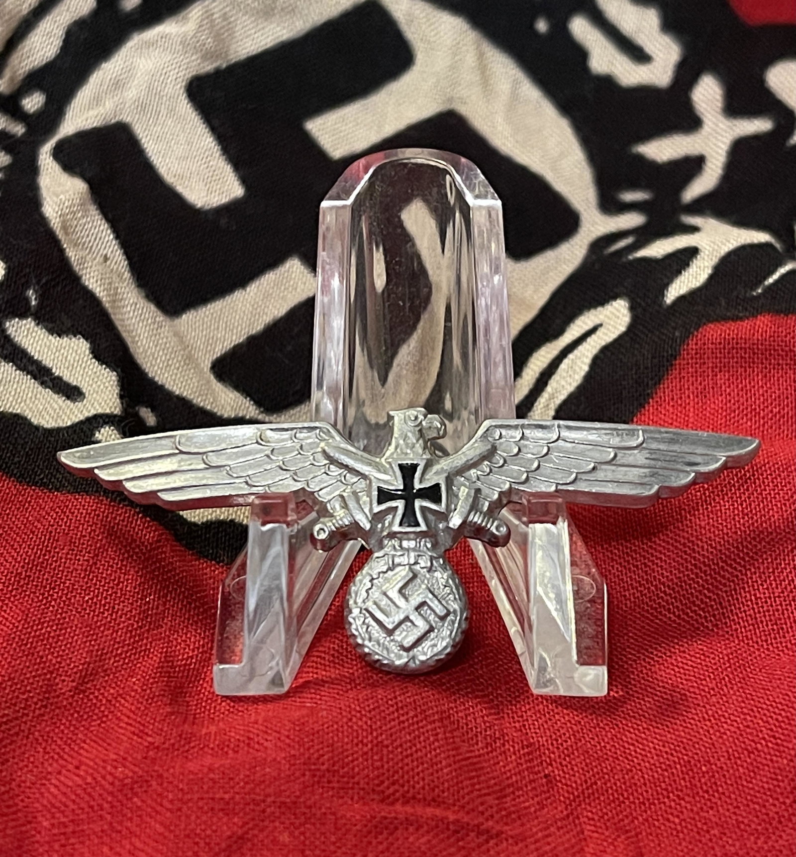 RARE WW2 GERMAN VETERANS IRON CROSS EAGLE PIN: RARE WW2 GERMAN VETERANS IRON CROSS EAGLE PIN. IN MINT OVERALL SHAPE AND CONDITION WITH MAKER MARKS ON THE BACK. A GREAT FIND AND AN EXCELLENT ADDITION TO YOUR COLLECTION.