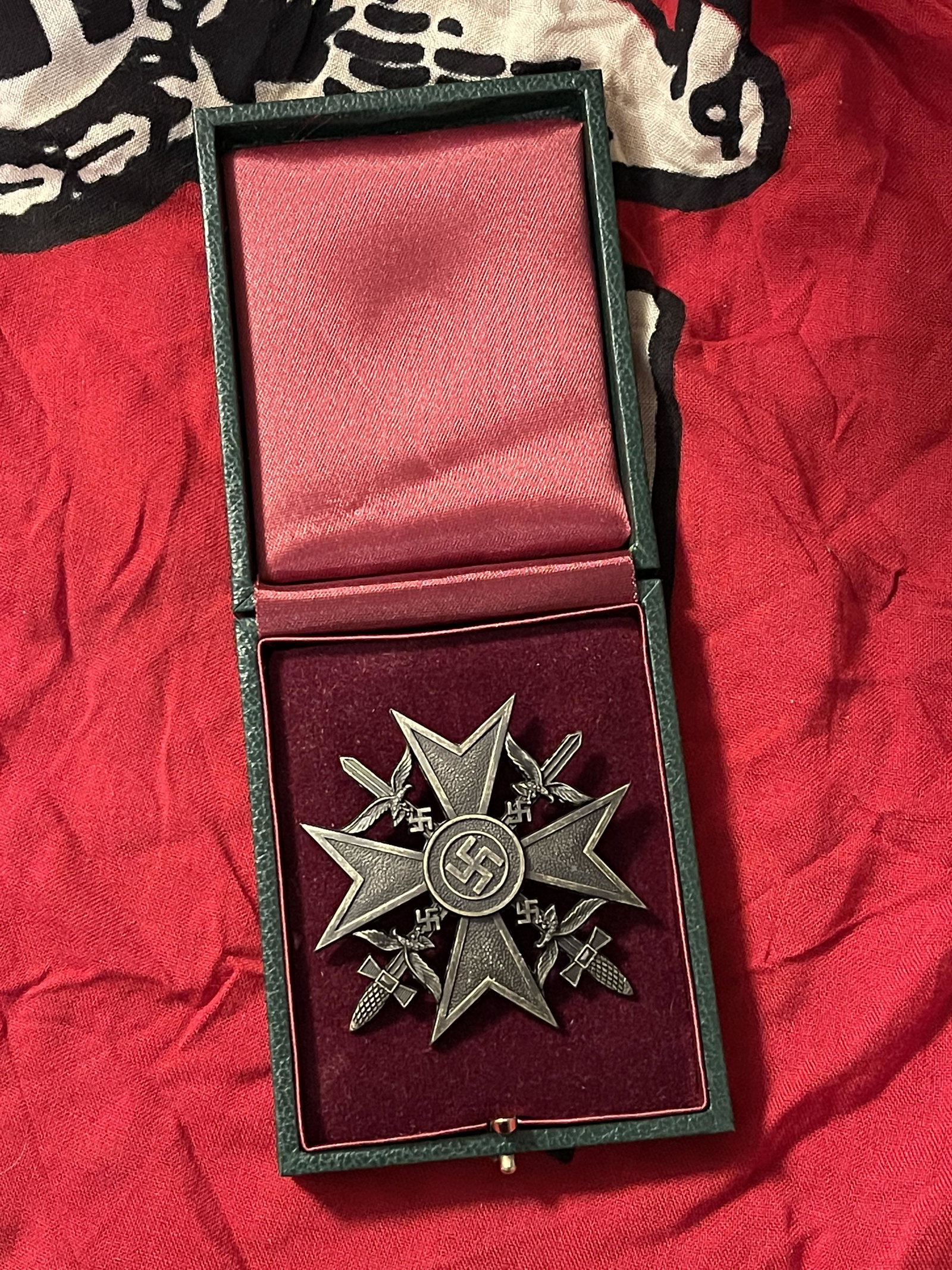 CASED WW2 GERMAN SPANISH CROSS - LEGION CONDOR BADGE: CASED WW2 GERMAN SPANISH CROSS - LEGION CONDOR BADGE. IN MINT OVERALL SHAPE AND CONDITION WITH A BEAUTIFUL OVERALL PATINA. COMES IN THE ORIGINAL PICTURED CASE. HAS MAKER MARKS ON THE BACK. PLEASE VIEW
