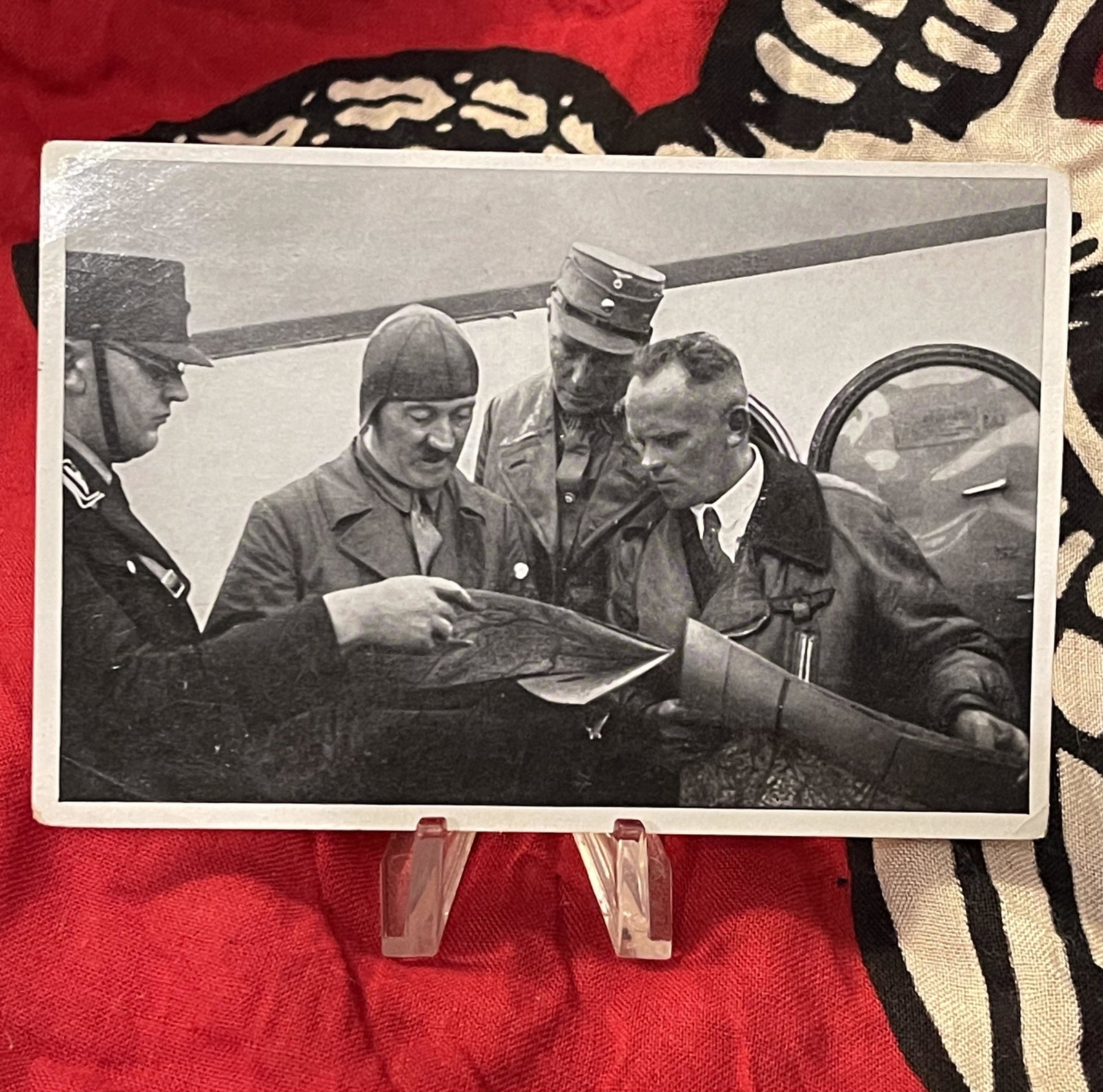 WW2 GERMAN ADOLF HITLER W/PARATROOPERS PHOTO: WW2 GERMAN ADOLF HITLER W/PARATROOPERS PHOTO. IN GOOD OVERALL SHAPE AND CONDITION. A GREAT FIND AND AN EXCELLENT ADDITION TO YOUR COLLECTION.