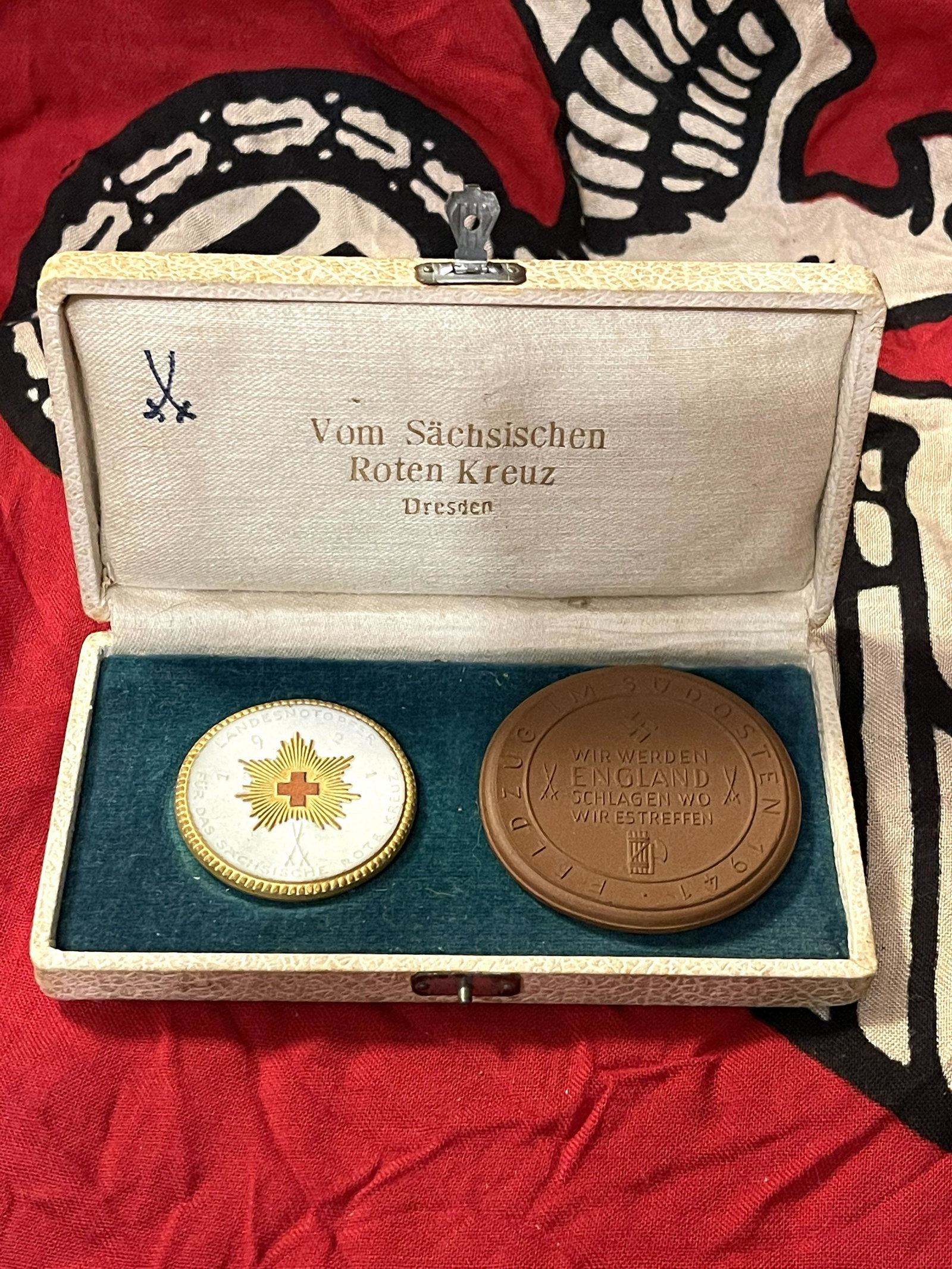 WW2 GERMAN SAXONY RED CROSS MEDALS IN ORIG. CASE: WW2 GERMAN SAXONY RED CROSS MEDALS IN ORIG. CASE. THIS IS A FASCINATING ITEM. IT IS A CASED SET OF 2 TABLE MEDALS FOR THE SAXON RED CROSS, MADE BY THE FAMED PORCELAIN MANUFACTURER MEISSEN. IN MINT OVE