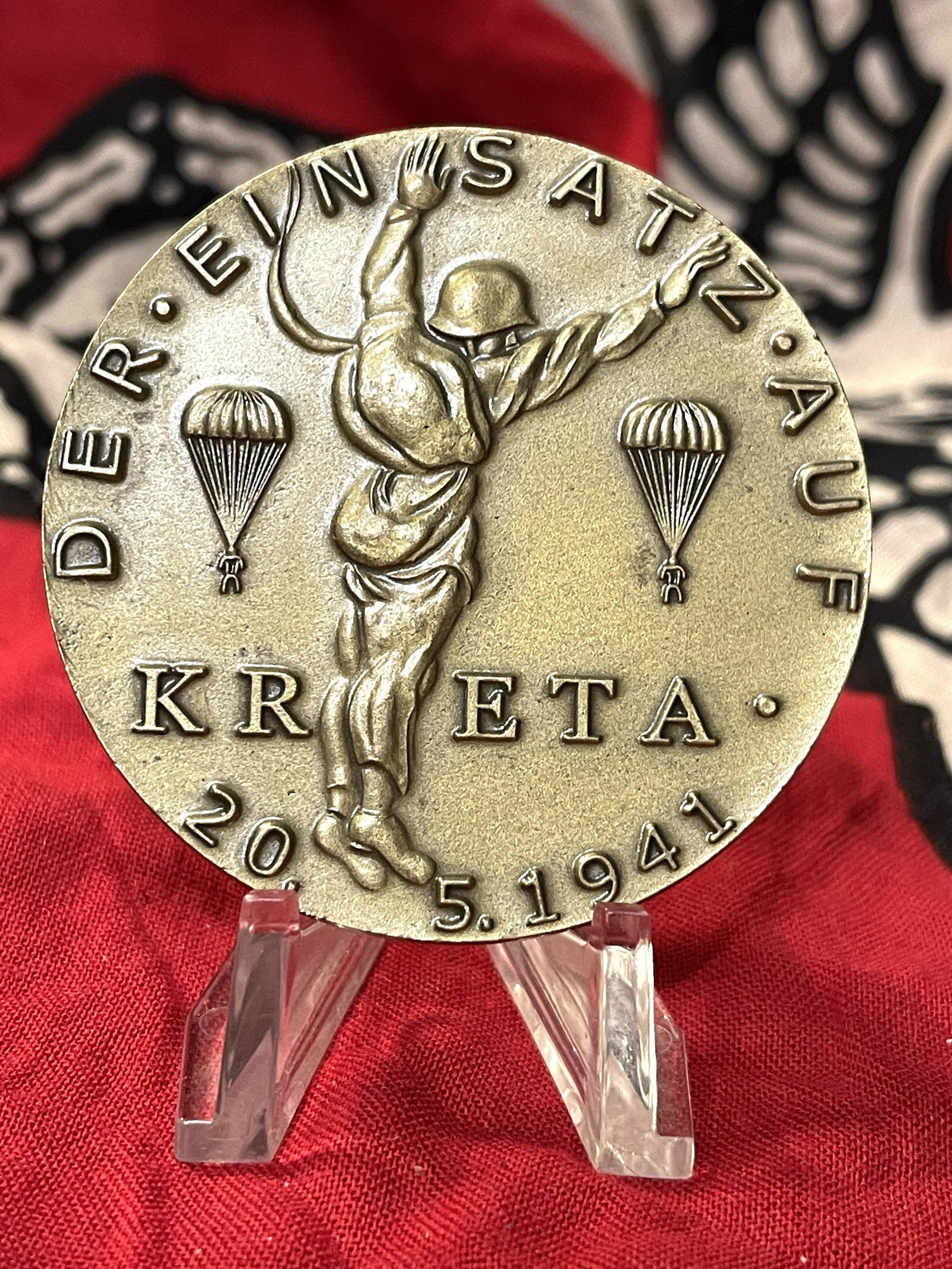 WW2 GERMAN LUFTWAFFE KRETA PARATROOPER TABLE MEDALLION: WW2 GERMAN LUFTWAFFE KRETA PARATROOPER FALLSCHIRMJAGER TABLE MEDALLION. Shows three paratroopers jumping out of the sky. The reverse side shows two airplanes flying with paratroopers jumping out of th