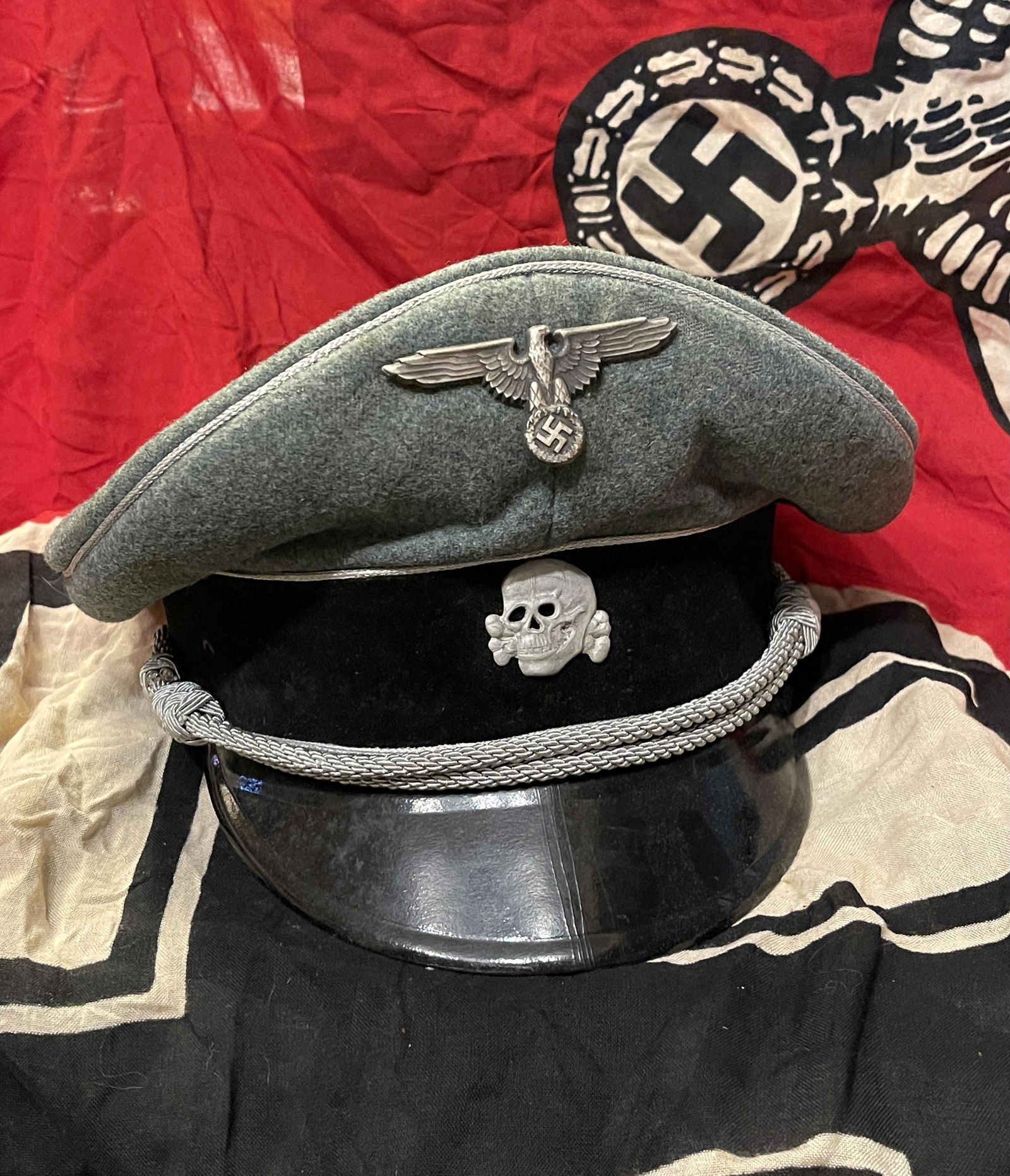 RARE WW2 GERMAN SS TOTENKOPF OFFICER VISOR CAP: RARE WW2 GERMAN SS TOTENKOPF OFFICER VISOR CAP. IN MINT OVERALL SHAPE AND CONDITION WITH A BEAUTIFUL OVERALL PATINA. HAS A GREAT LOOK TO IT WITH AN EXCELLENT OVERALL EYE APPEAL. THIS HAT APPEARS TO HA