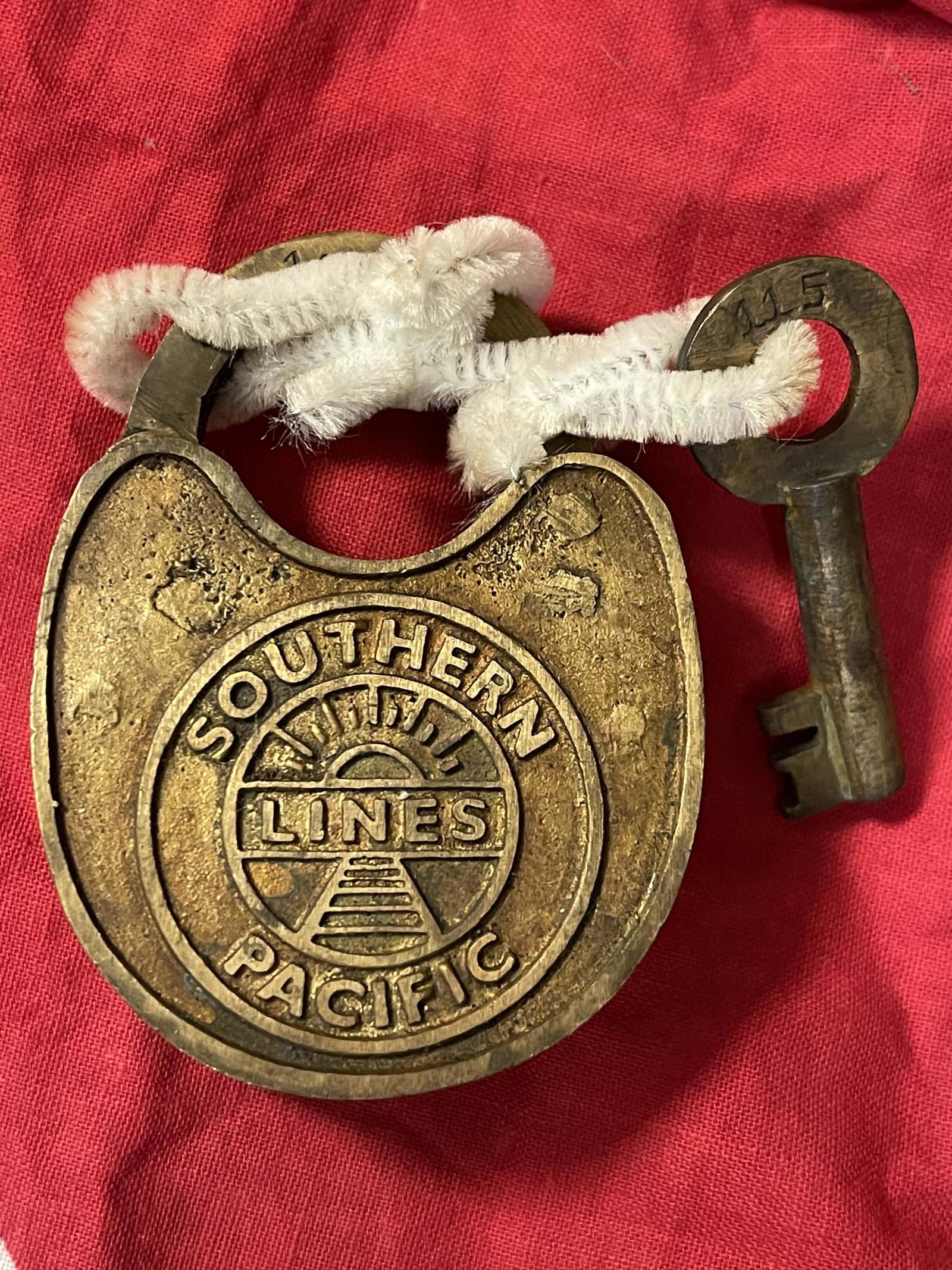 ANTIQUE SOUTHERN LINES PACIFIC RAILWAY LOCK W/KEY: ANTIQUE SOUTHERN LINES PACIFIC RAILWAY LOCK W/KEY. IN GOOD OVERALL SHAPE AND CONDITION. PLEASE VIEW ALL DETAILED PICTURES. A GREAT FIND AND AN EXCELLENT ADDITION TO YOUR COLLECTION.
