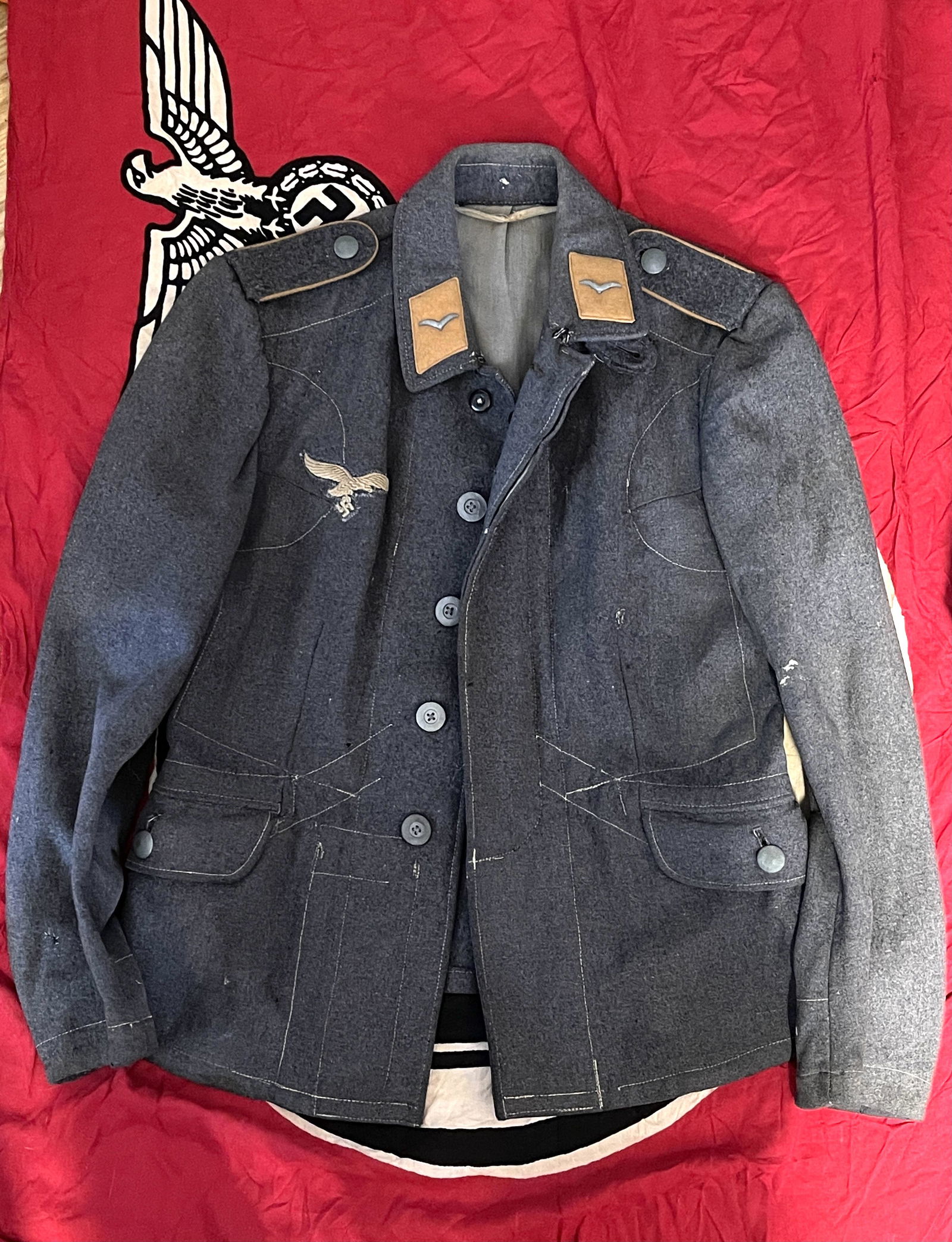 RARE WW2 GERMAN LUFTWAFFE FLIEGERBLUSE UNIFORM JACKET: RARE WW2 GERMAN LUFTWAFFE FLIEGERBLUSE UNIFORM JACKET. IN MINT OVERALL SHAPE AND CONDITION WITH A BEAUTIFUL OVERALL PATINA. IN MINT OVERALL SHAPE AND CONDITION WITH A BEAUTIFUL OVERALL PATINA. HAS THE