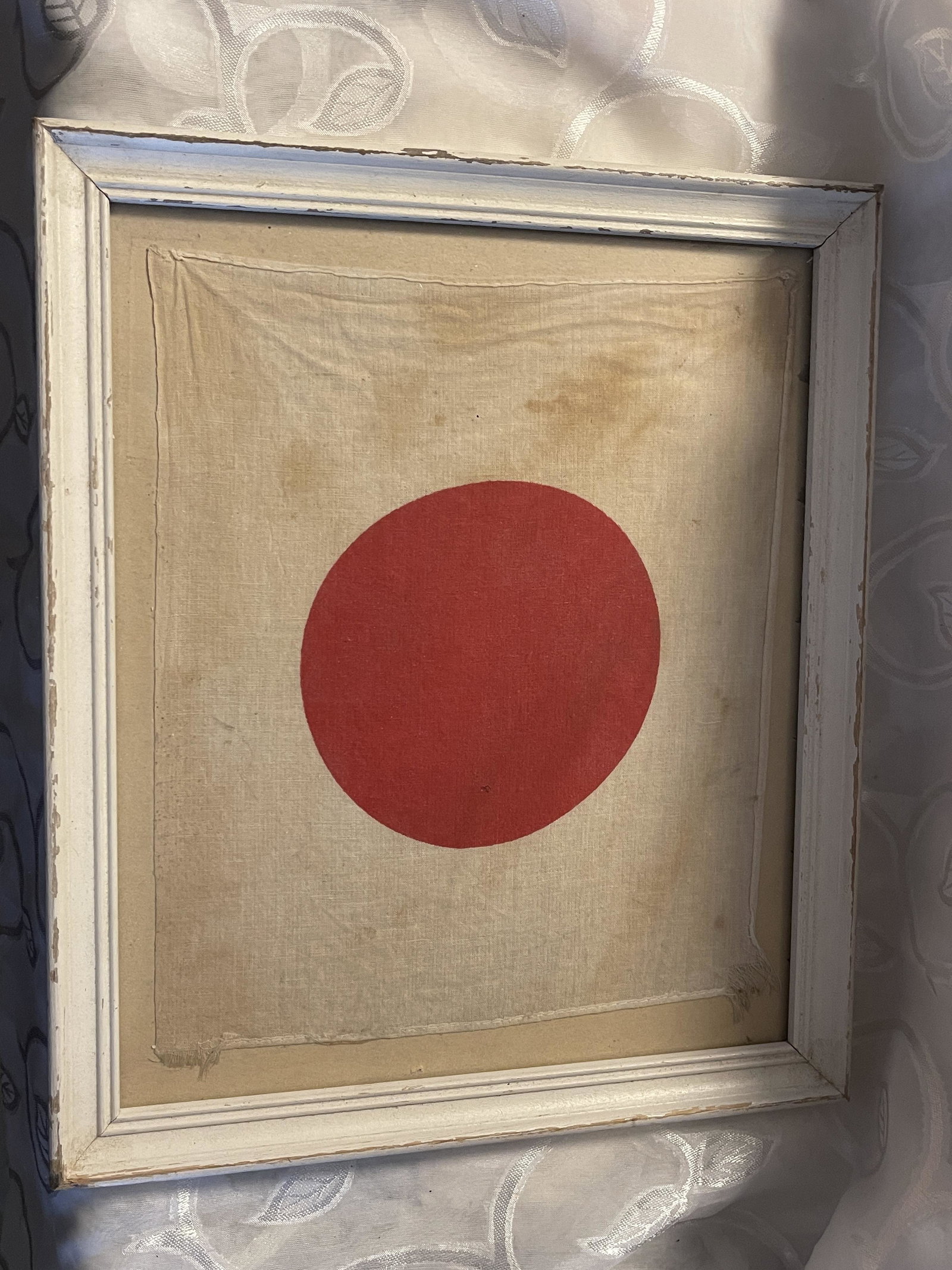 RARE WW2 JAPANESE NIPPON FLAG - CASED: RARE WW2 JAPANESE NIPPON FLAG - CASED. IN MINT OVERALL SHAPE AND CONDITION WITH A BEAUTIFUL OVERALL PATINA. HAS A GREAT LOOK TO IT WITH AN EXCELLENT OVERALL EYE APPEAL. A GREAT FIND AND AN EXCELLENT A