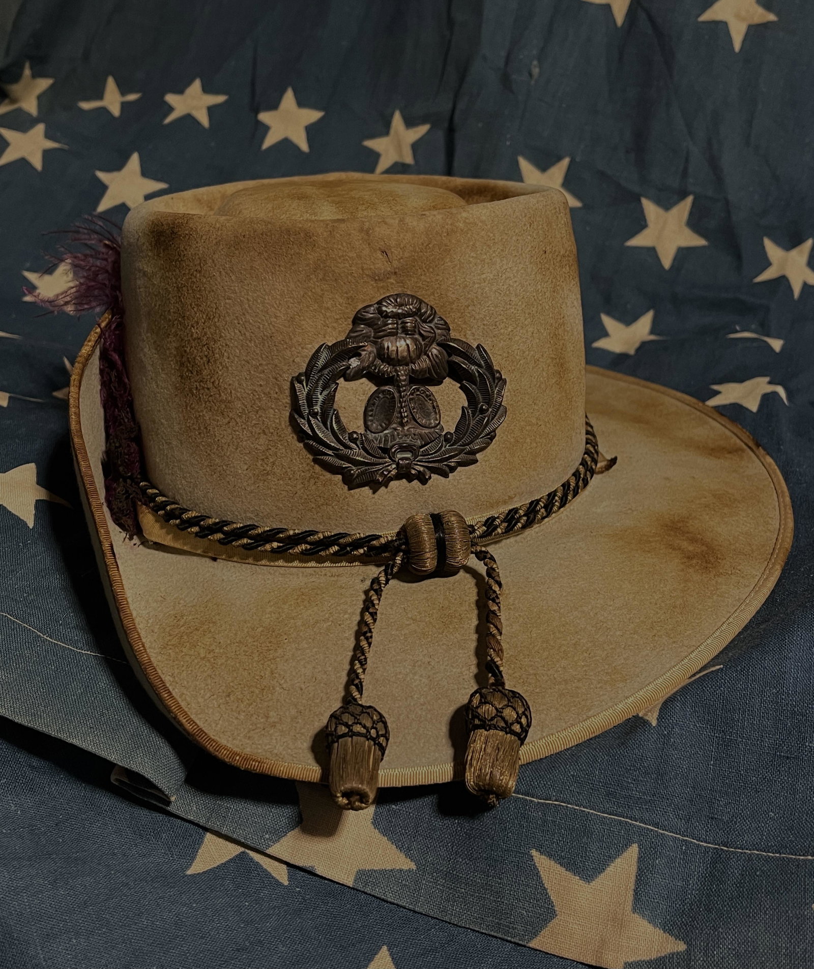 RARE CIVIL WAR CONFEDERATE S.C. SLOUCH HAT CAP KEPI: RARE CIVIL WAR CONFEDERATE S.C. SLOUCH HAT CAP KEPI. THIS IS A VERY RARE FIND. COMES WITH THE ORIGINAL HAT CORD, THE FEATHER ON THE SIDE, WITH THE S.C. PALMETTO INSIGNIA WITH WREATH ATTACHED FIRMLY TO