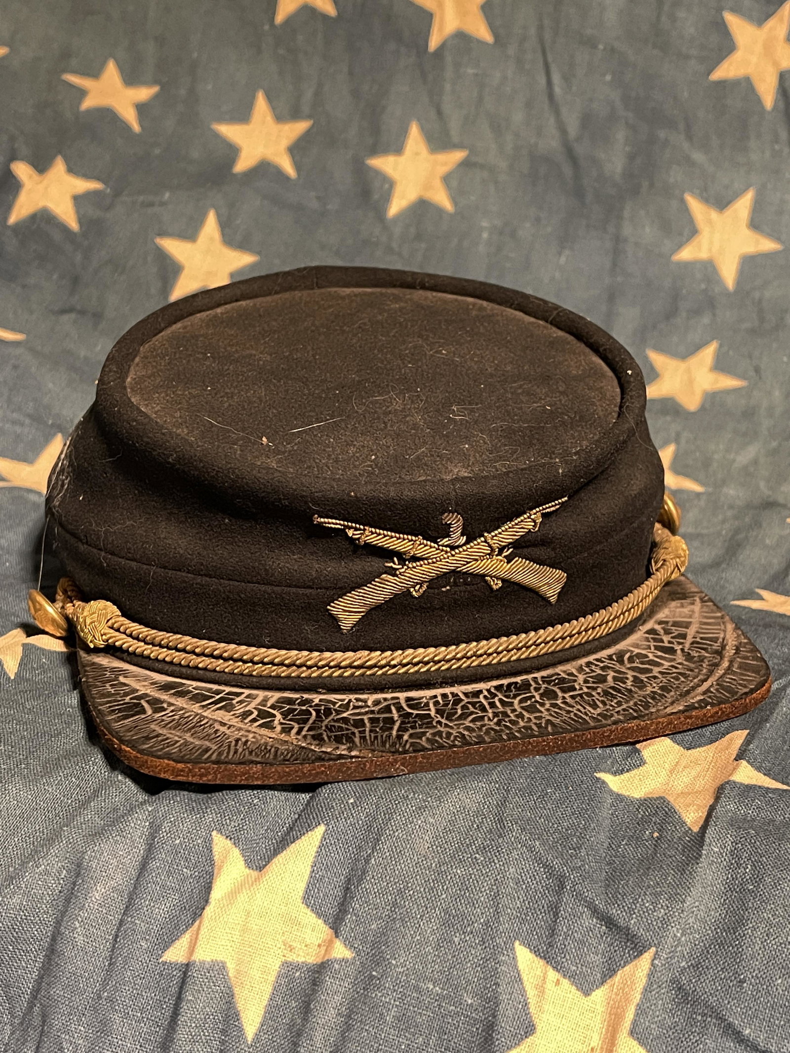 RARE CIVIL WAR ERA U.S. ARMY INFANTRY KEPI HAT CAP: RARE CIVIL WAR ERA U.S. ARMY INFANTRY KEPI HAT CAP. IN GOOD OVERALL SHAPE AND CONDITION WITH A BEAUTIFUL OVERALL PATINA. HAS THE CROSSED GUNS ARMY INFANTRY CLOTH INSIGNIA ON THE FRONT. THIS HAT IS COM