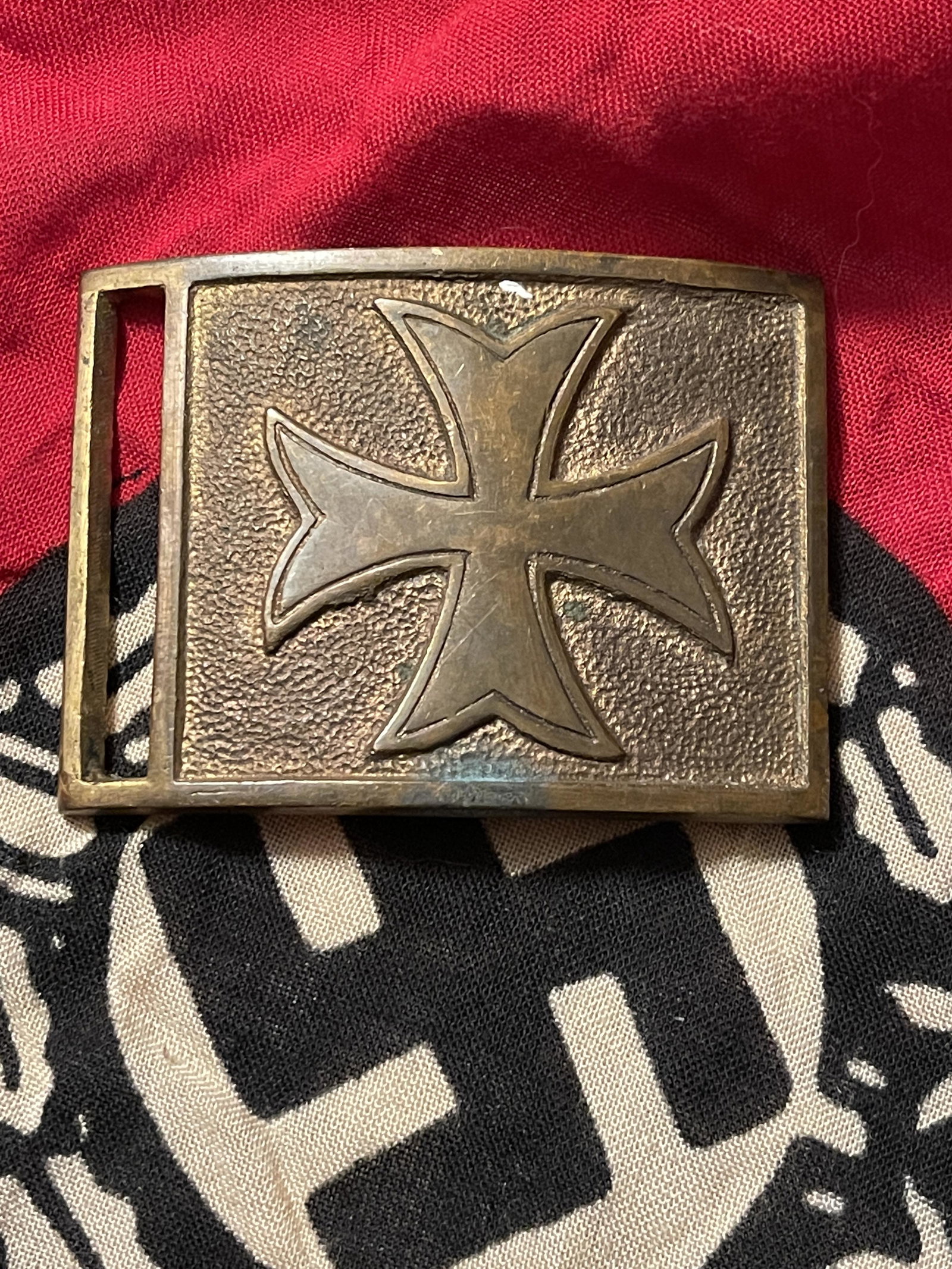 RARE WW1 GERMAN IRION CROSS ID'D BELT BUCKLE: RARE WW1 GERMAN IRION CROSS ID'D BELT BUCKLE. HAS THE ID ON THE BACK - VIEW PICTURES. PLEASE VIEW ALL DETAILED PICTURES. A GREAT FIND AND AN EXCELLENT ADDITION TO YOUR COLLECTION.