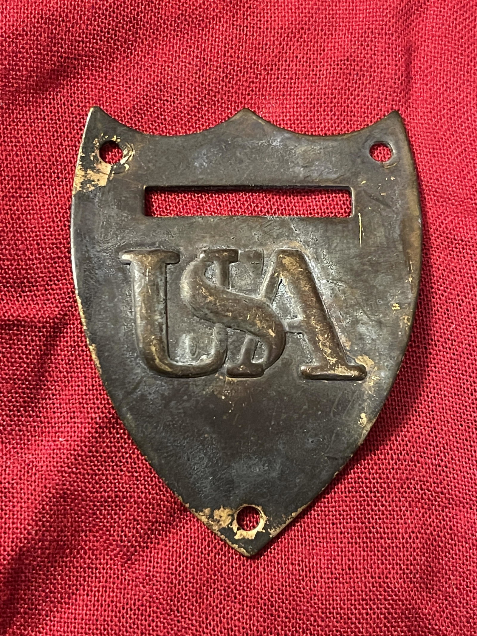 RARE CIVIL WAR USA SADDLE SHIELD PLATE: RARE CIVIL WAR USA SADDLE SHIELD PLATE. IN MINT OVERALL SHAPE AND CONDITION WITH A BEAUTIFUL OVERALL PATINA. A GREAT FIND AND AN EXCELLENT ADDITION TO YOUR COLLECTION.