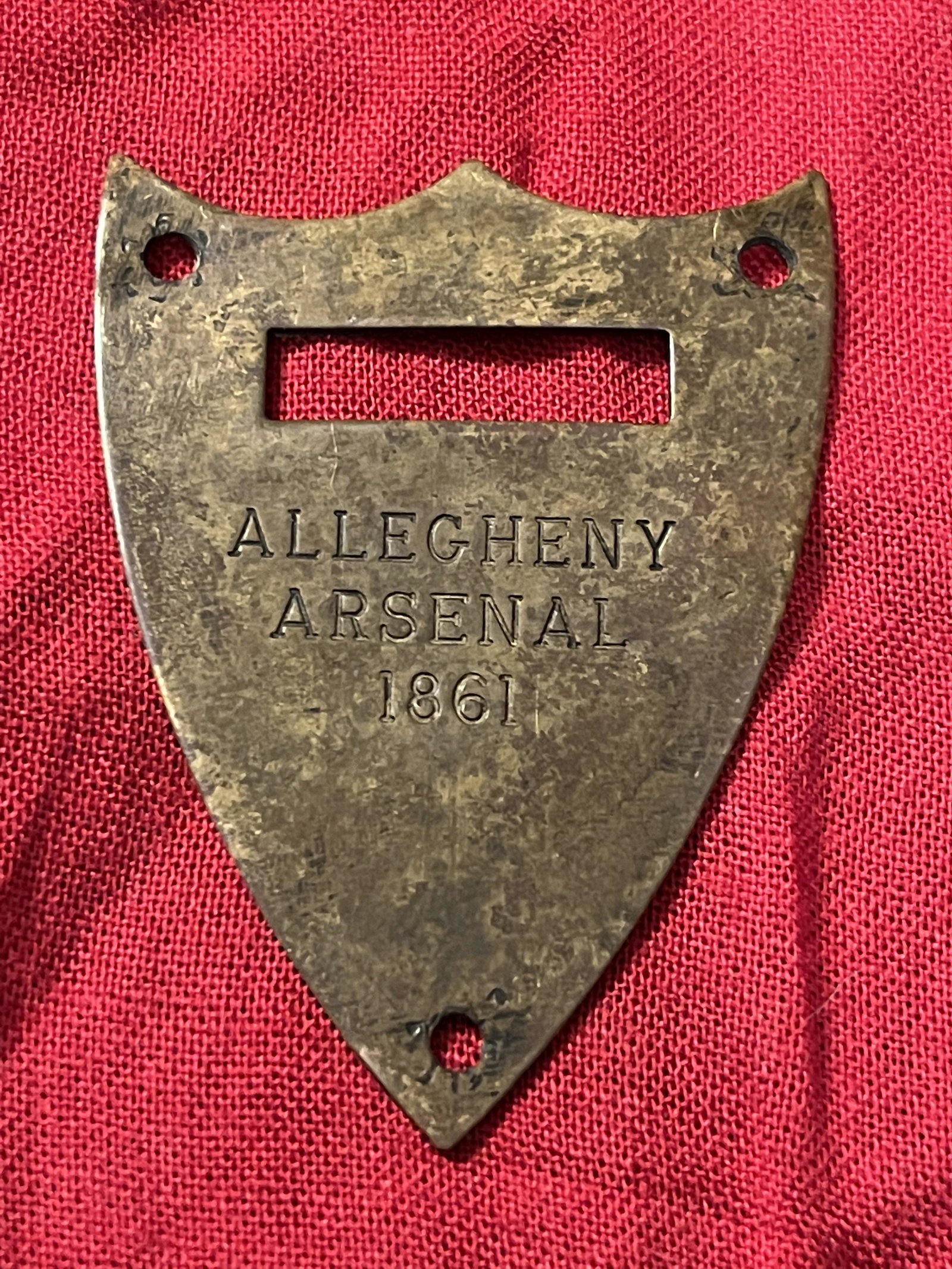 RARE CIVIL WAR ALLEGHENY U.S. ARSENAL 1861 SADDLE: RARE CIVIL WAR ALLEGHENY U.S. ARSENAL 1861 SADDLE SHEILD PLATE. IN MINT OVERALL SHAPE AND CONDITION WITH A BEAUTIFUL OVERALL PATINA. A GREAT FIND AND AN EXCELLENT ADDITION TO YOUR COLLECTION.